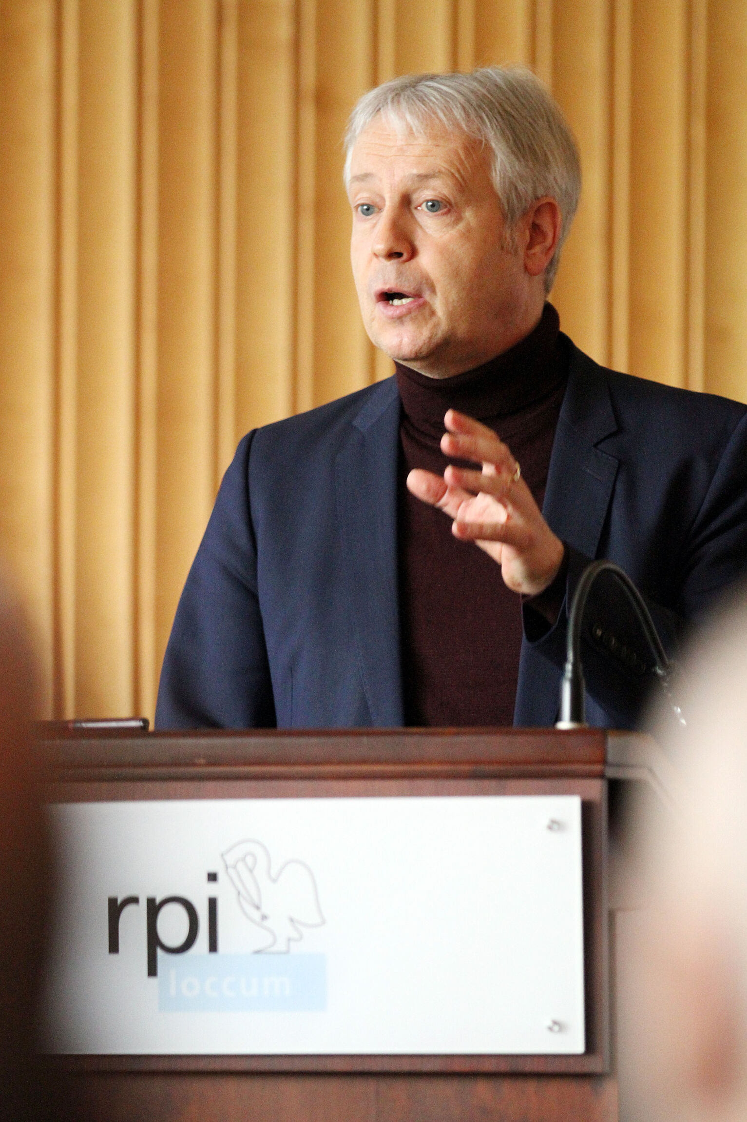 Dietmar J. Wetzel, Soziologe aus Bern, sprach vor mehr als 50 Vertreter*innen der Regionalen Landesämter für Schule und Bildung über „transformative Lebenswelt(en)“. Foto: Lothar Veit