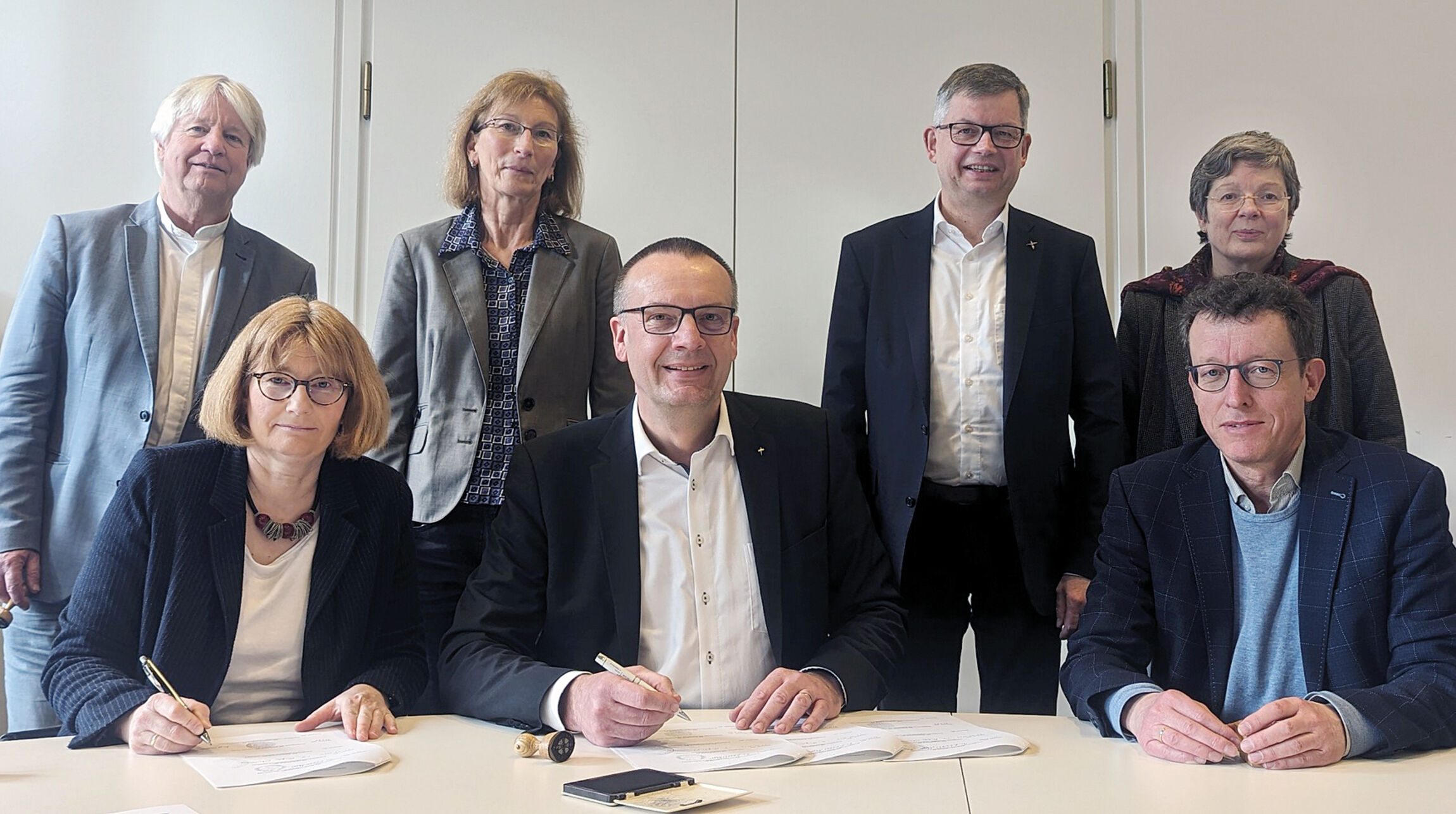 Leitende Geistliche bei der Unterschrift des neuen Vertrags über die Zusammenarbeit der evangelisschen Kirchen in Niedersachsen.