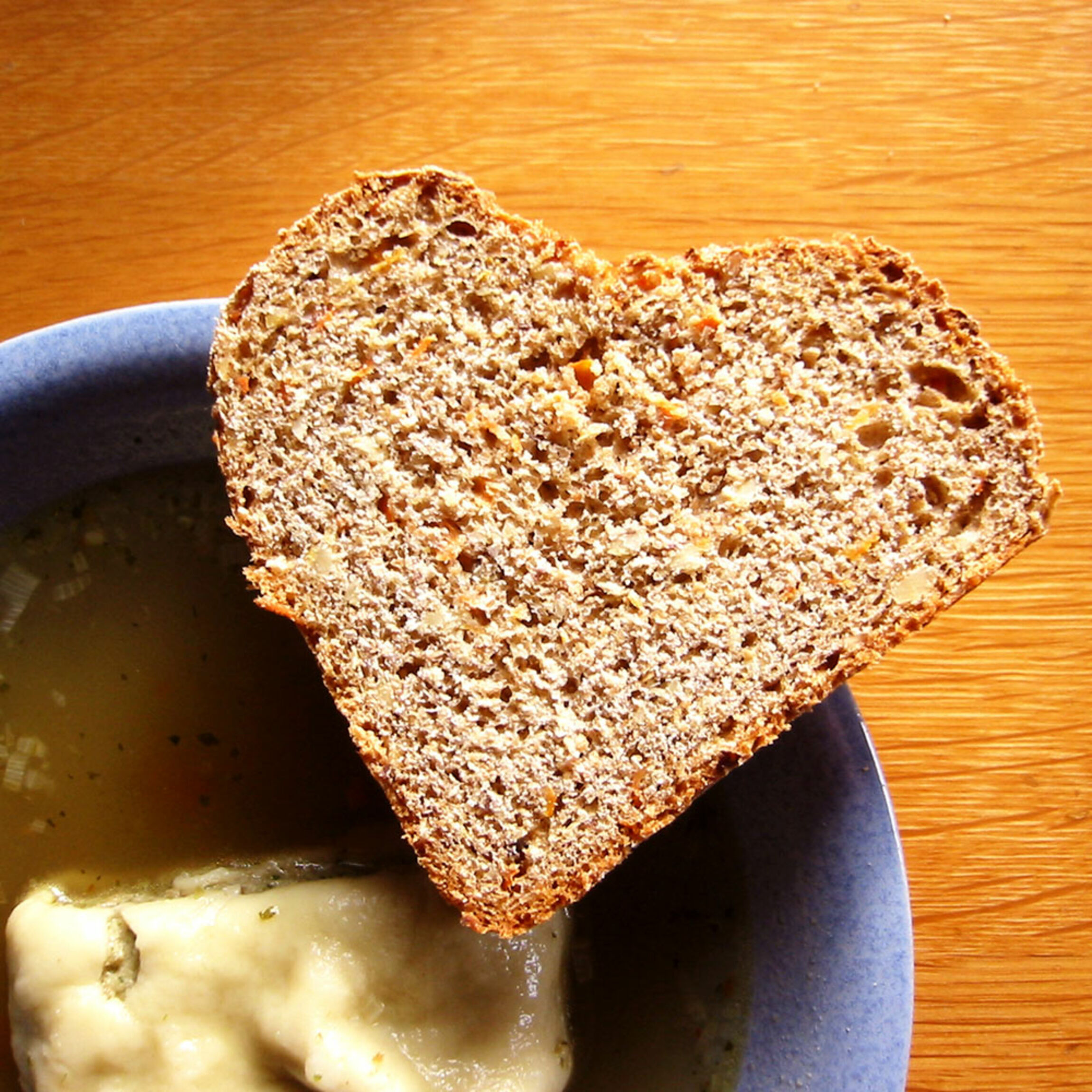 Fundraising ist Herzenssache - Brot in Herzform liegt auf dem Rand eines Suppentellers
