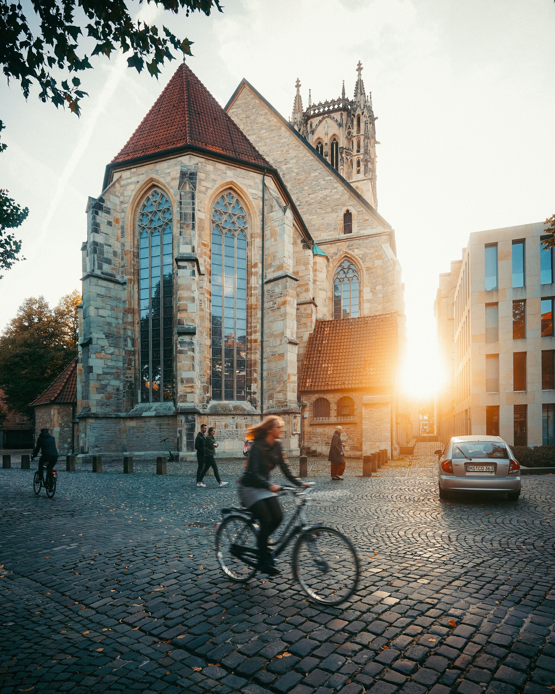 Fahrrad vor Kirche