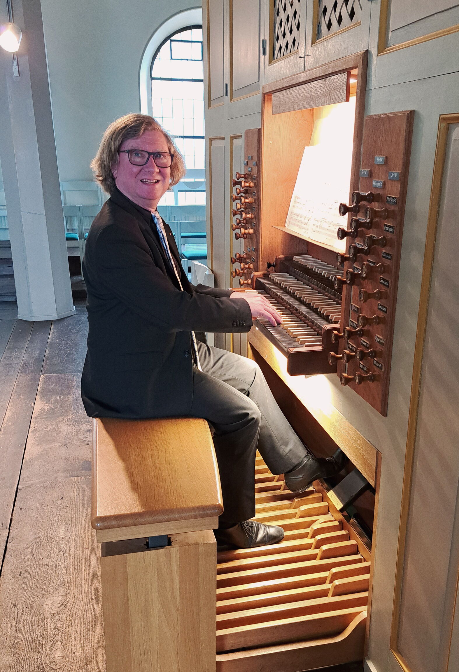 Begeistert von der St. Godehardi Orgel: der Musiker Wolfgang Kraus