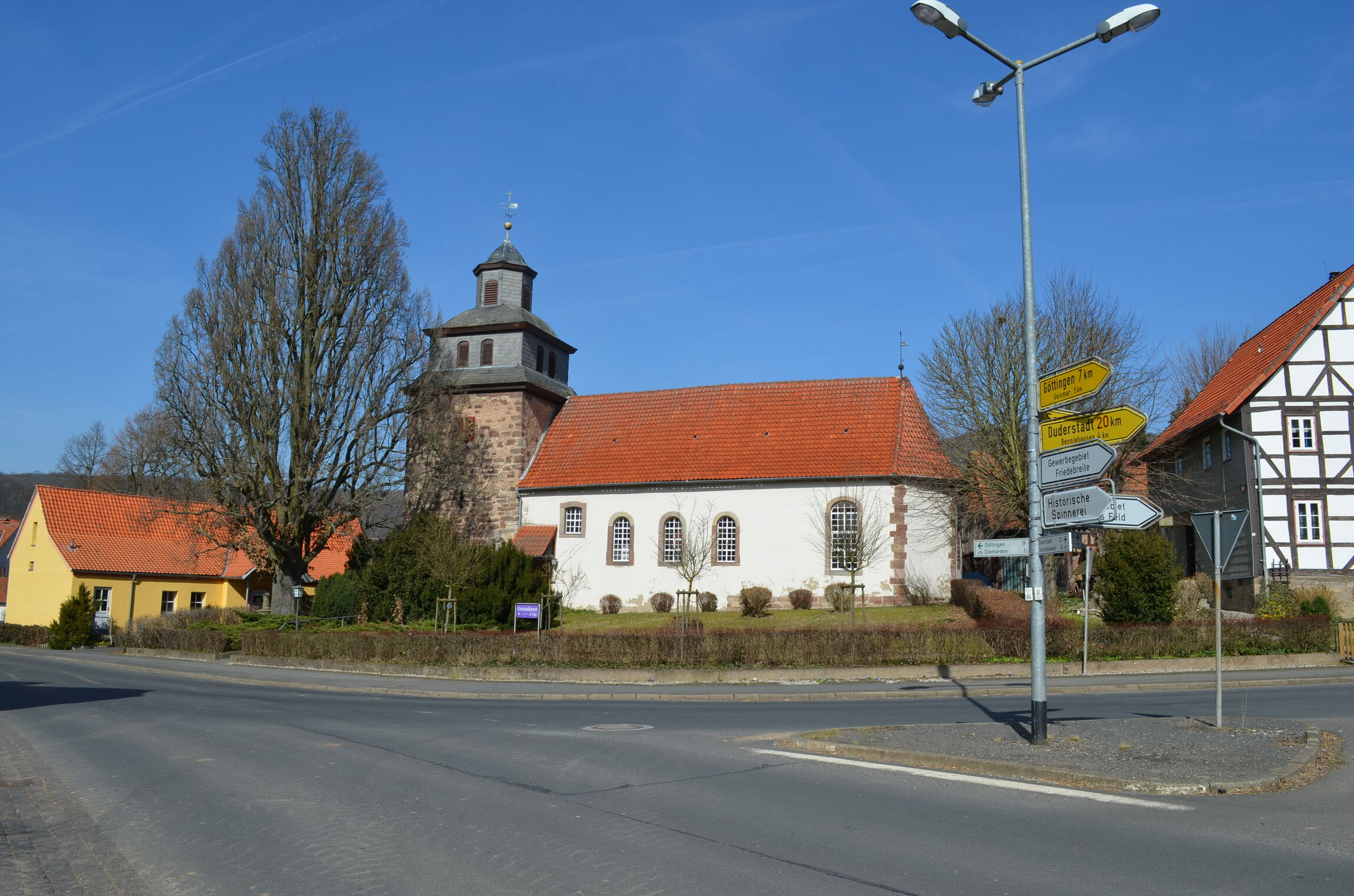 Kirche und Gemeindehaus in Klein Lengden (Foto: A. Wetzel)