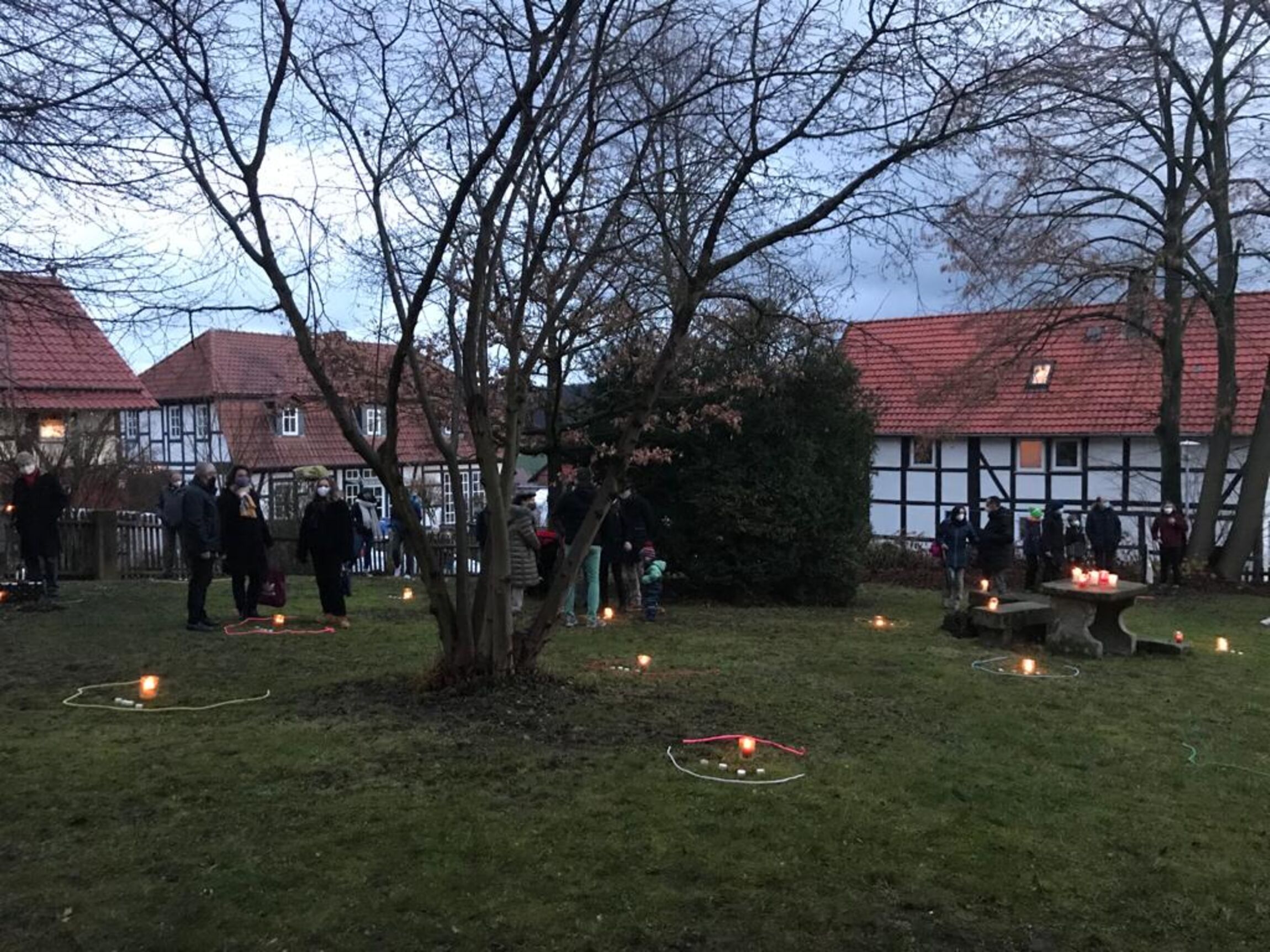 Viel Abstand beim Gottesdienst (Foto: M. Stietenroth)