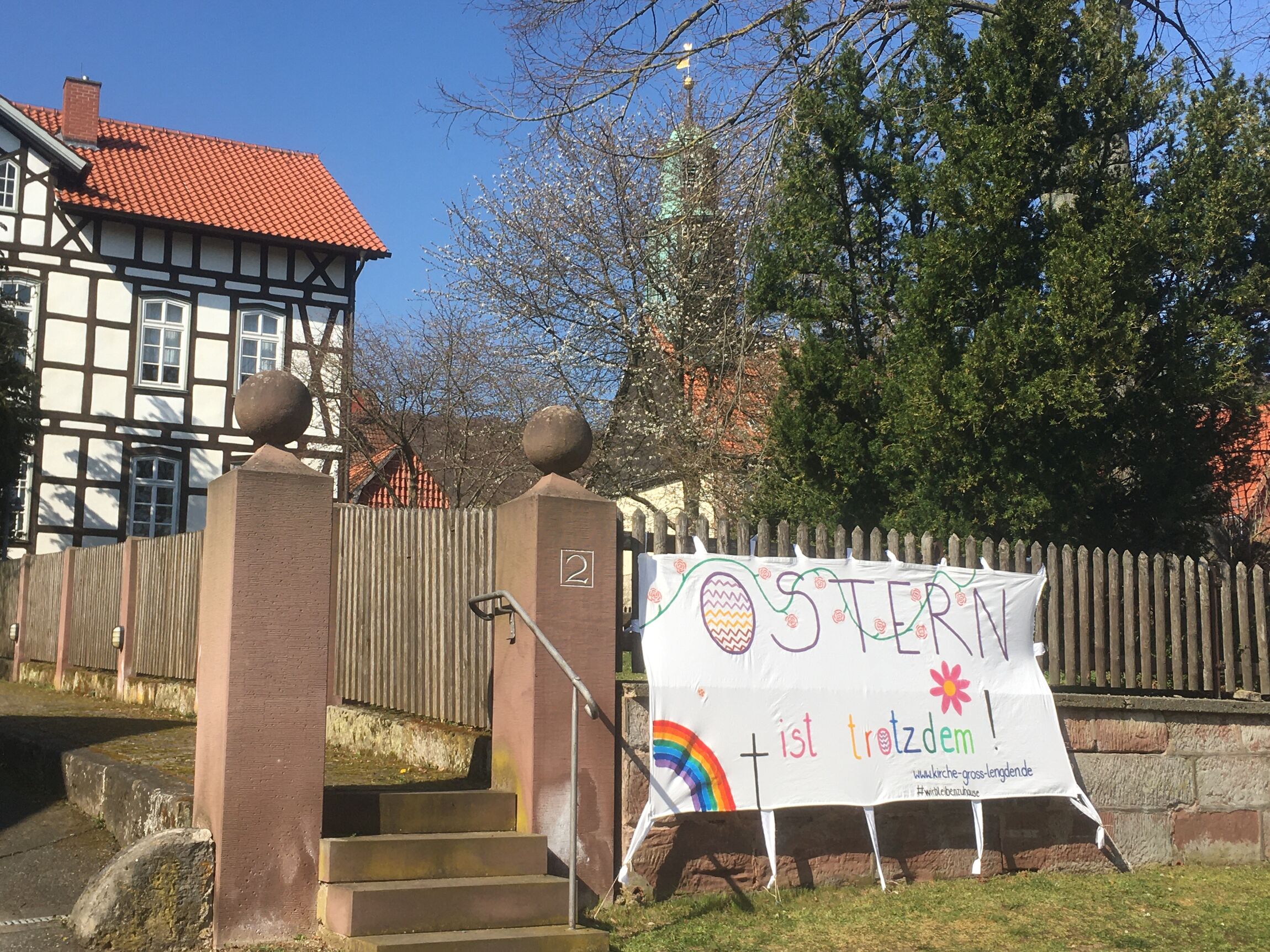 Ostern ist trotzdem - Banner und Kirche
