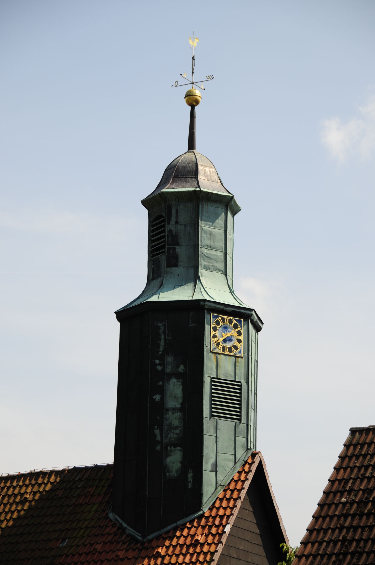 Kirche außen Turm mit Dächern