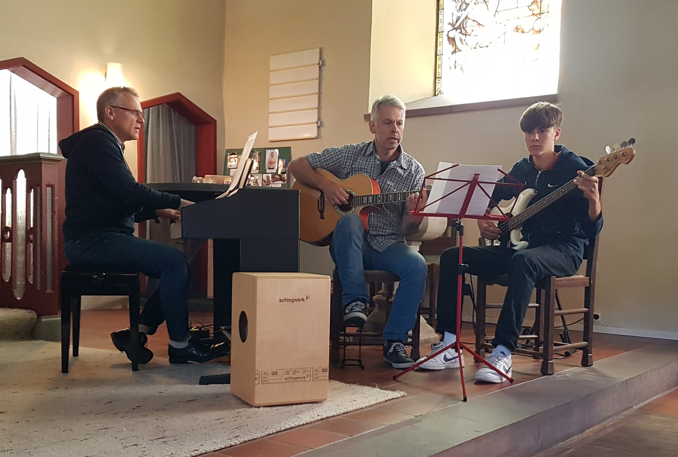  Oliver Bron, Dirk Kettenbeil, Lukas Kettenbeil begleiteten die Lieder (Foto: L. Heinke)