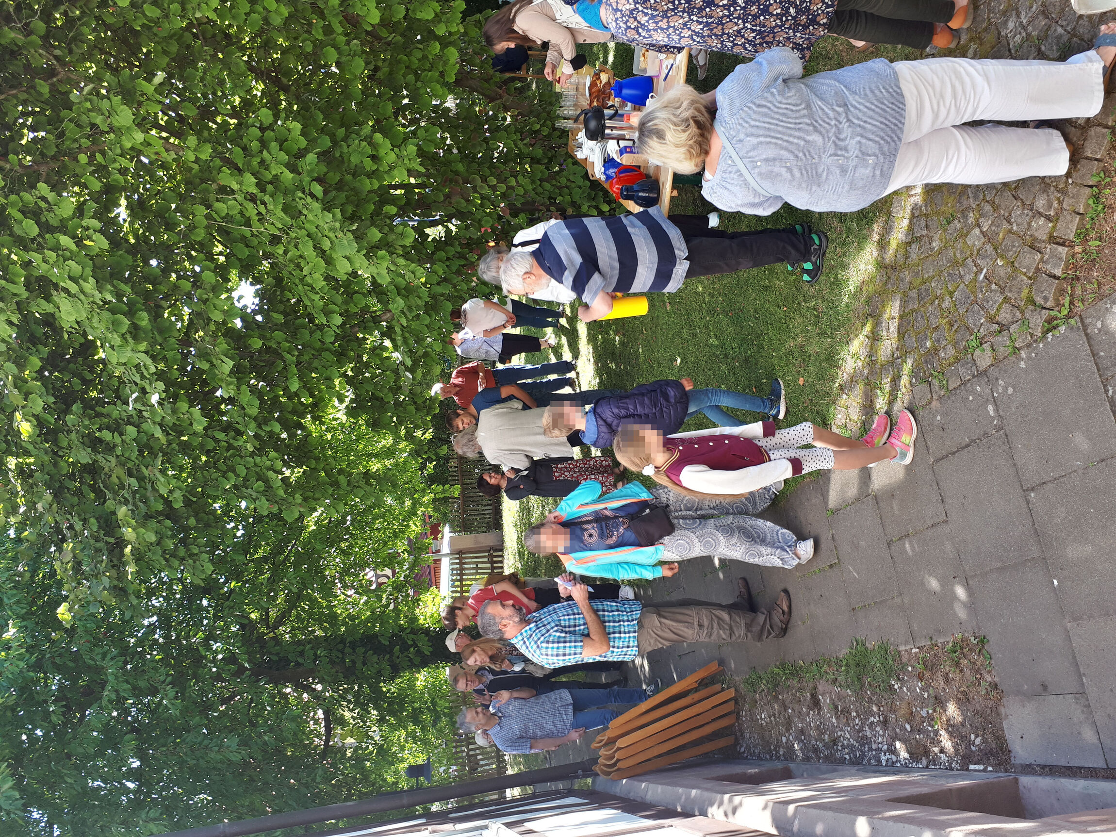 Kirchenkaffee im Pfarrgarten (Foto: K.+H. Herrmann)