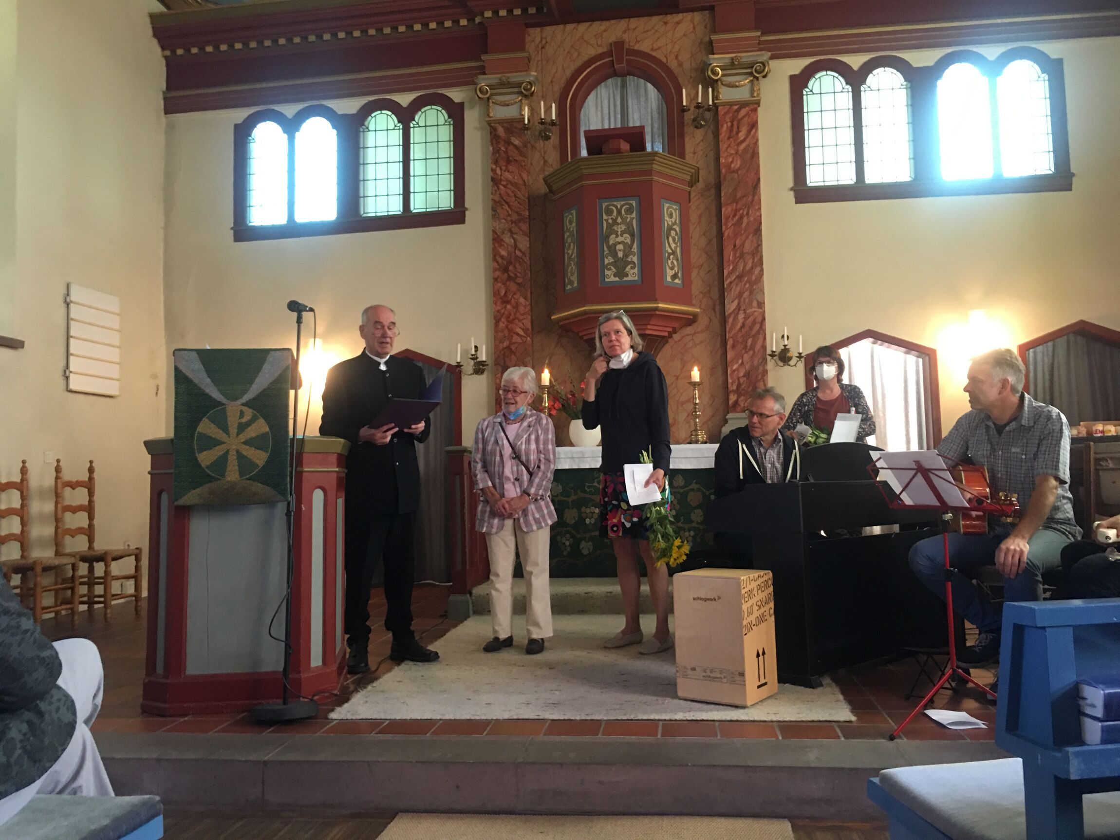 Die Ehrung für Frau Elisabeth Grebe, vorgenommen von Pasor Kusche und Monika Rümenapf (Foto: K.+H. Herrmann)