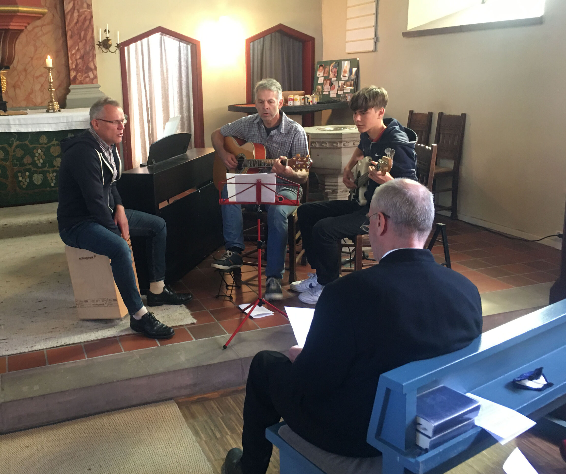 Überraschung: ein Lied für Elesabeth Grebe und Pastor Kusche (Foto: K+H. Herrmann)