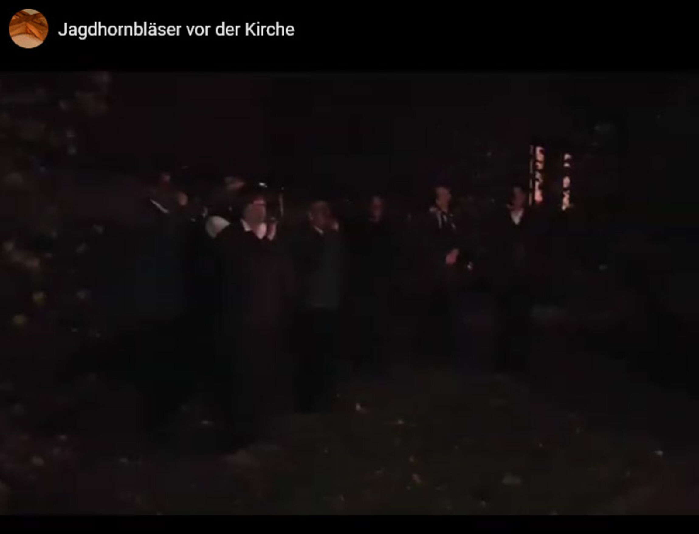 Jagdhornbläser vor der Kirche
