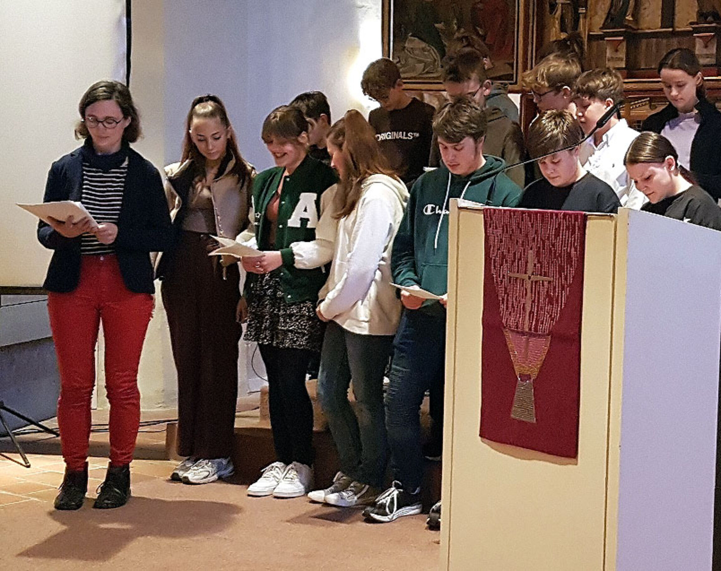 Die Konfirmandinnen und Konfirmanden mit Pastorin Kettler (Foto: L. Heinke)