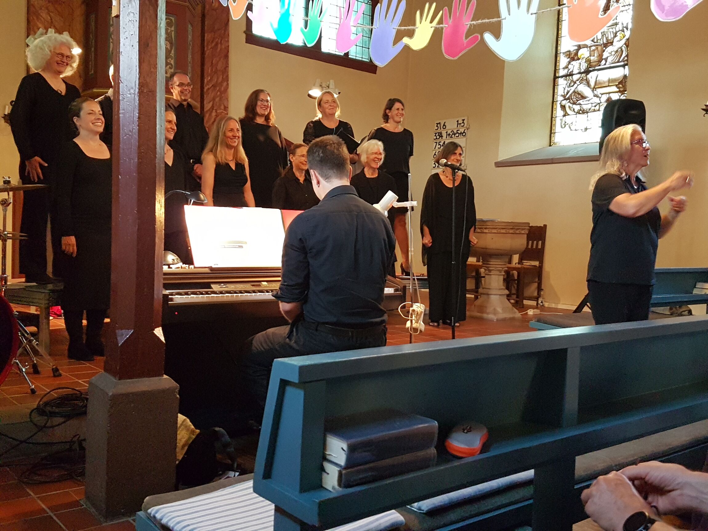 Ona organisiert den Kanon mit der Gemeinde (Foto: L.Heinke)