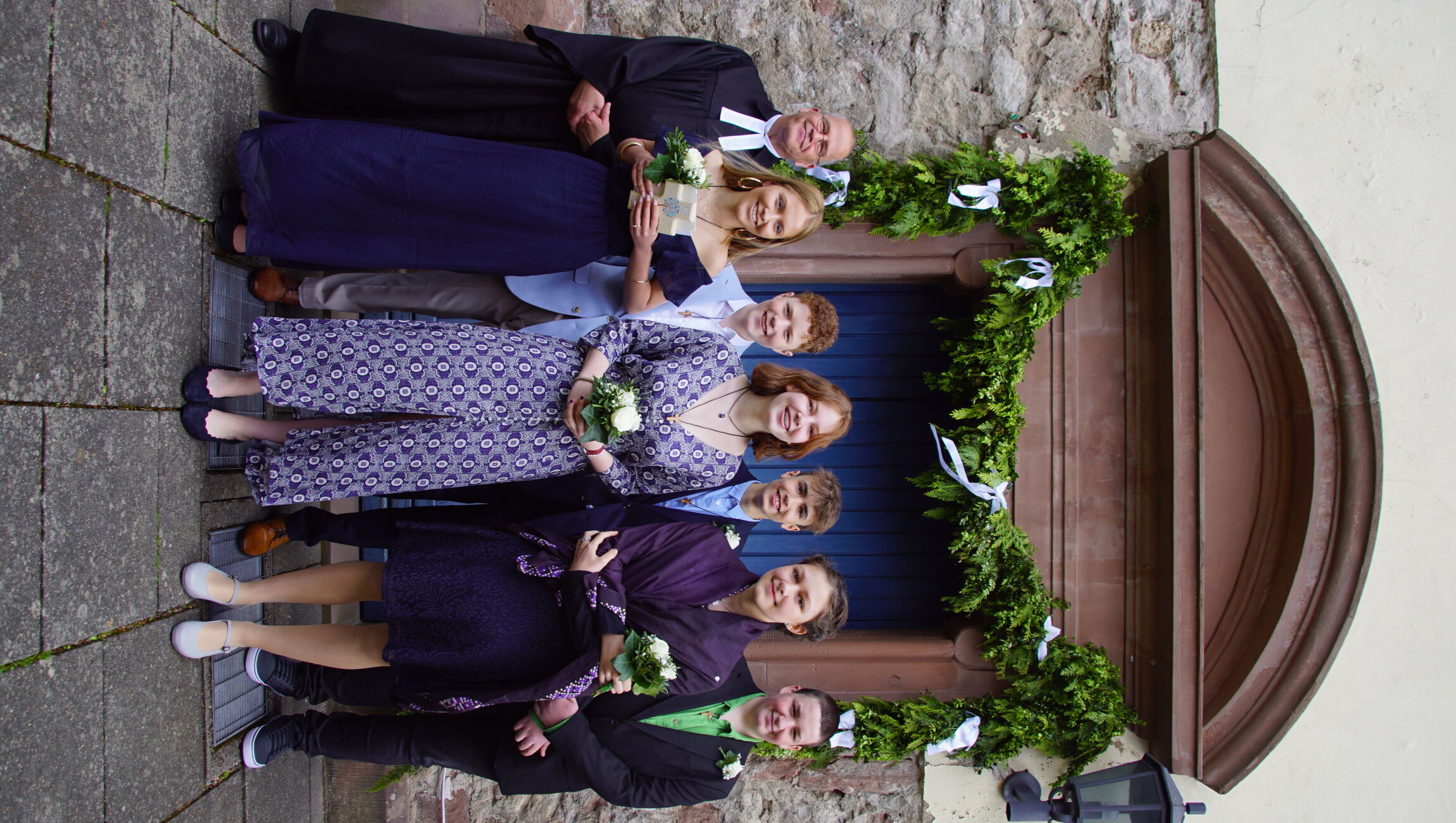 Konfirmation - Pastor Gerdes, Anna Echegoyen, Oskar Hough-Holub, Jette Laschke,  Theo Weberschock,  Arabella Cron , Timm Möhlmann (Foto: S. Hampe)