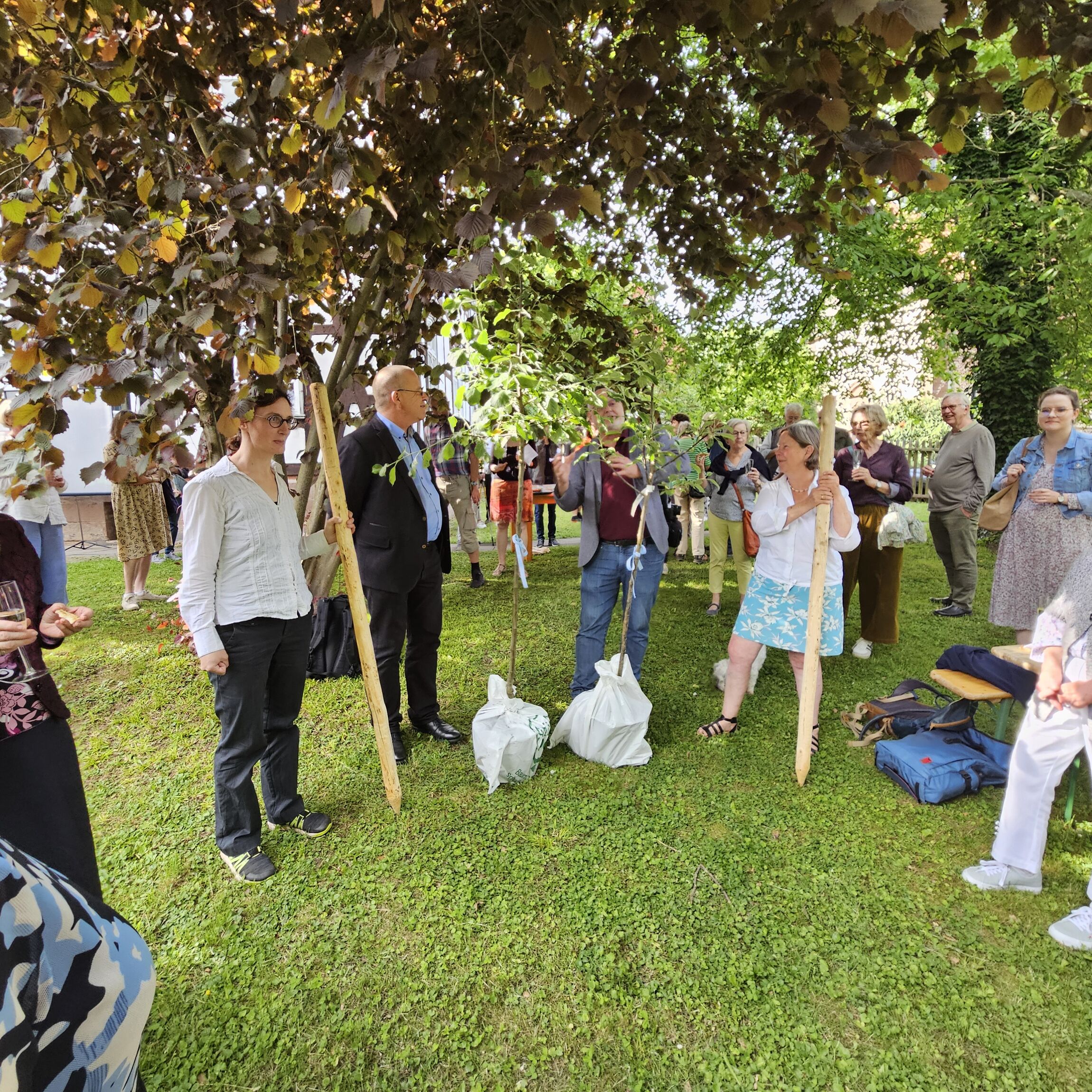 Julia Kettler, Jochen Gerdes, Detlef Lönnecker (leider auf allen Fotos hinter dem Baum) und Uta Callies schenken der neuen Gemeinde zwei Apfelbäume (Foto: L. Heinke)