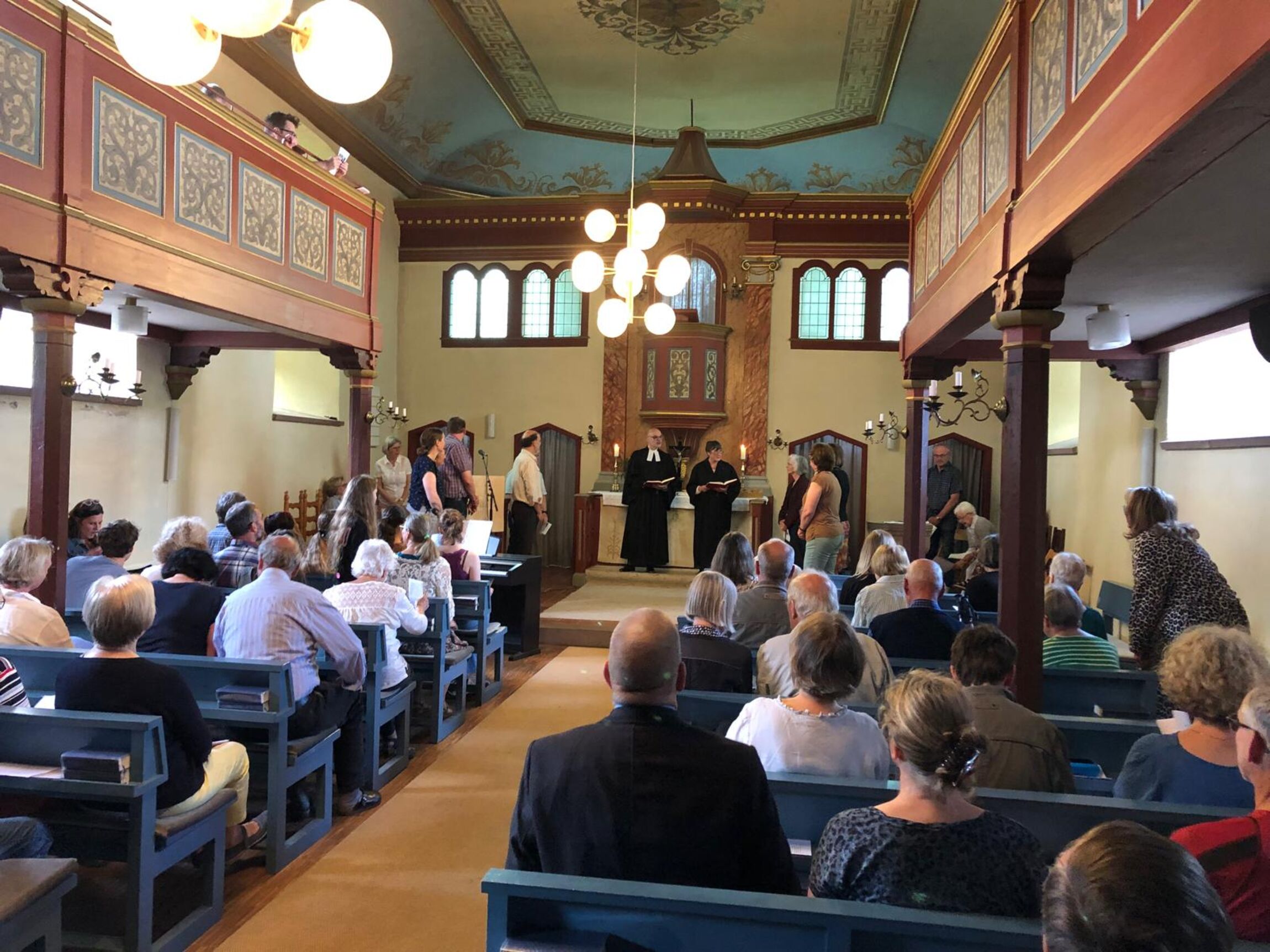 Superintendent Uhlhorn und Prädikantin Raupach führen den neuen Kirchenvorstand ein (Foto: M. Wetzel)