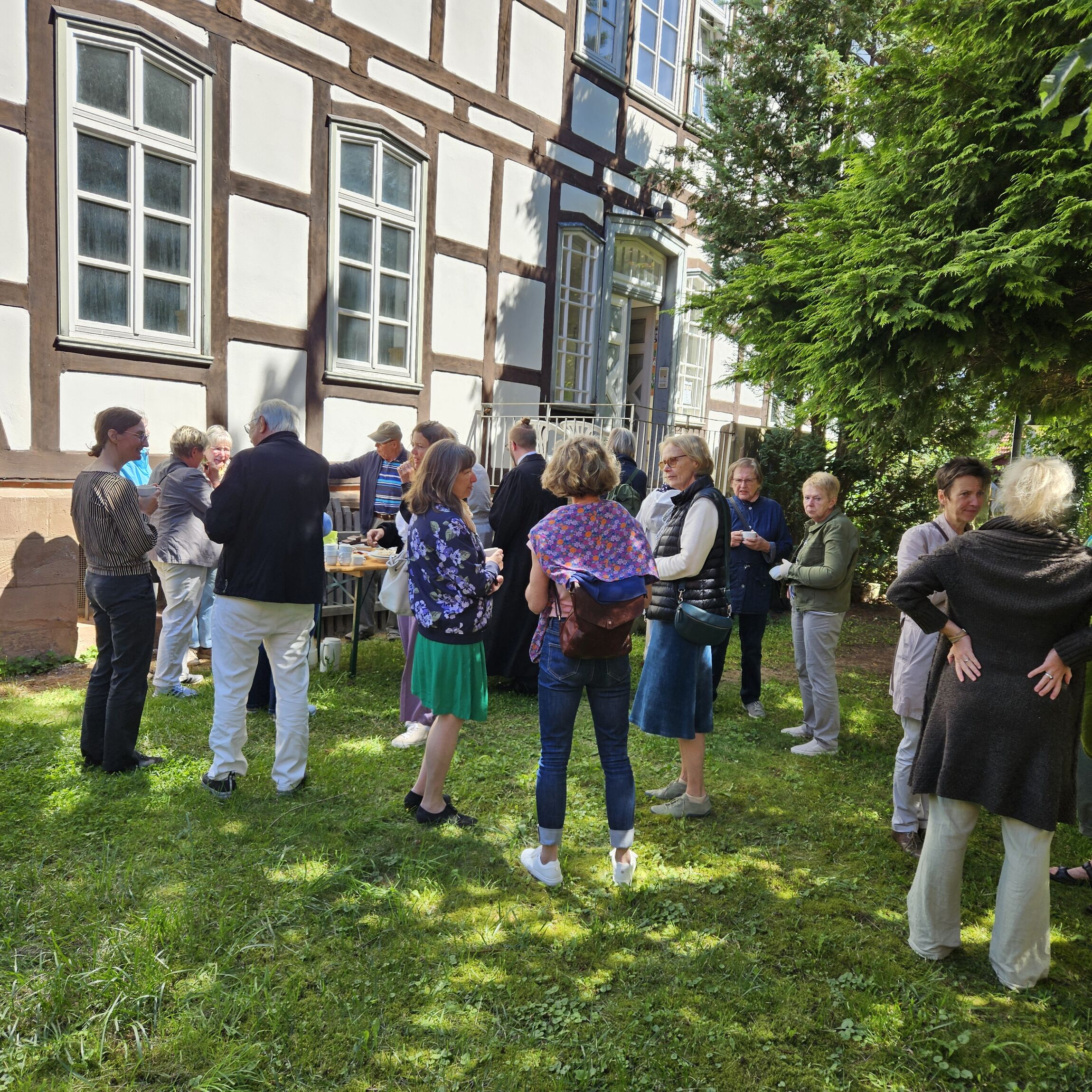 Gespräche nach dem Gottesdienst bei Getränken, Kuchen und Snacks (Foto: L. Heinke)