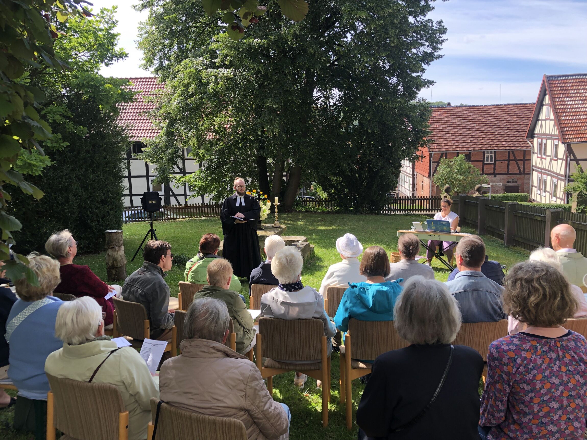 Vikar Sascha Weinkauf und Julia Sohn wärend des Sommergottesdienstes (Foto: S. Inselmann)