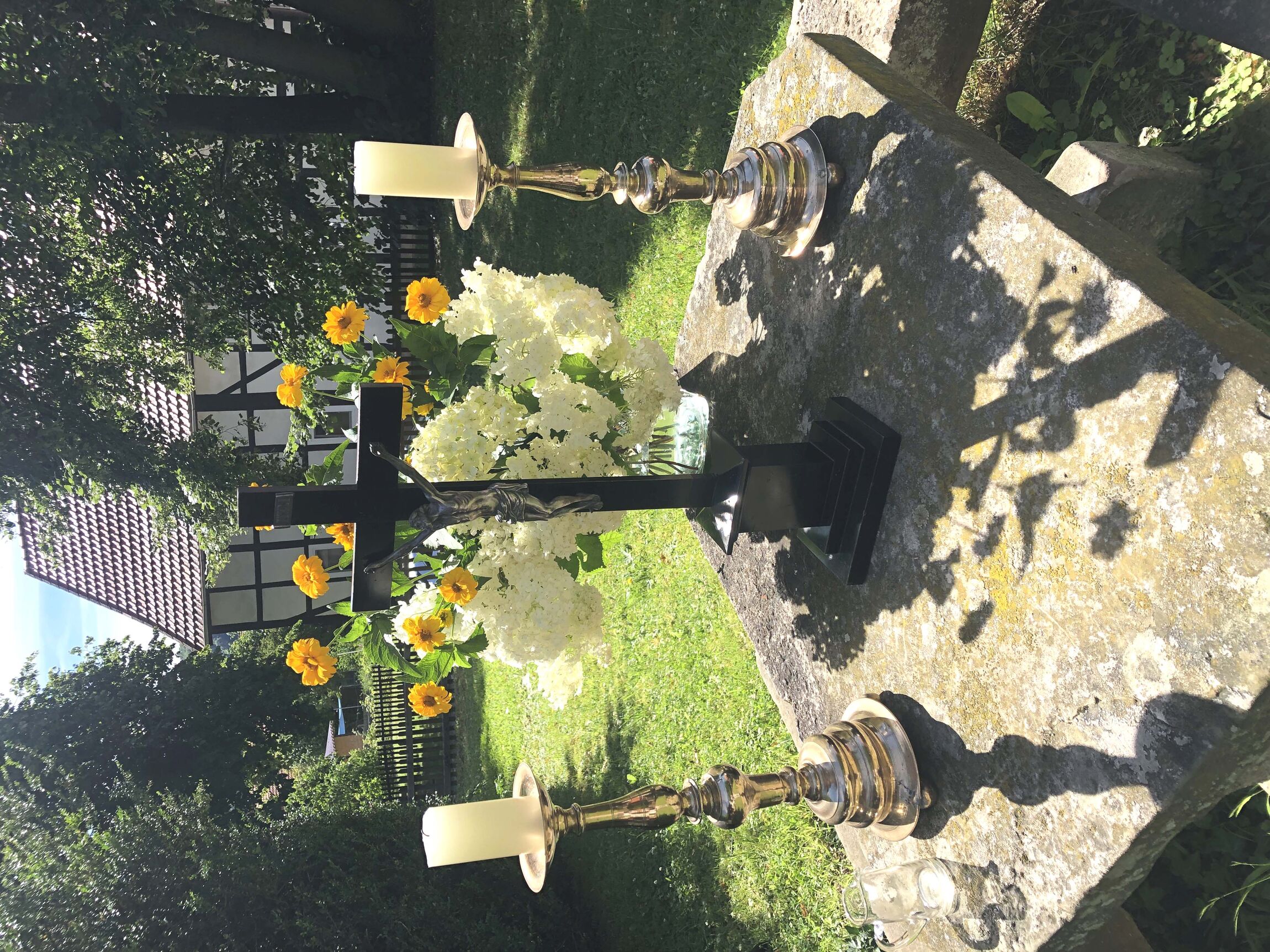 Der Altar in der Sonne (Foto: S. Inselmann)