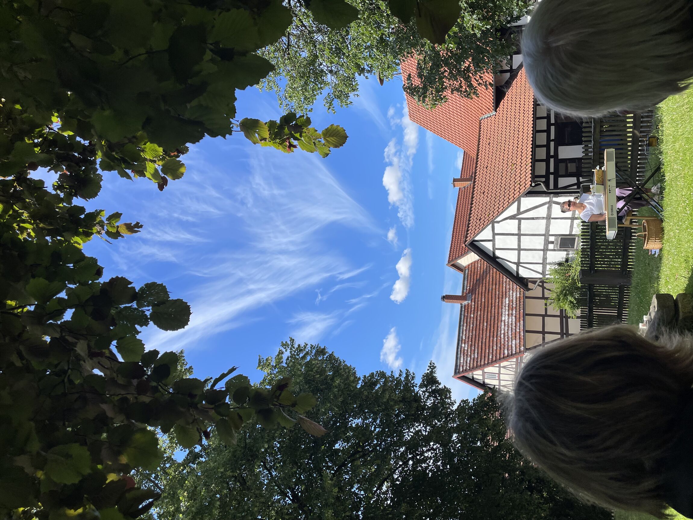 Julia Sohn unter dem schönen Sommerhimmel (Foto: E. Thienemann-Ahlers))