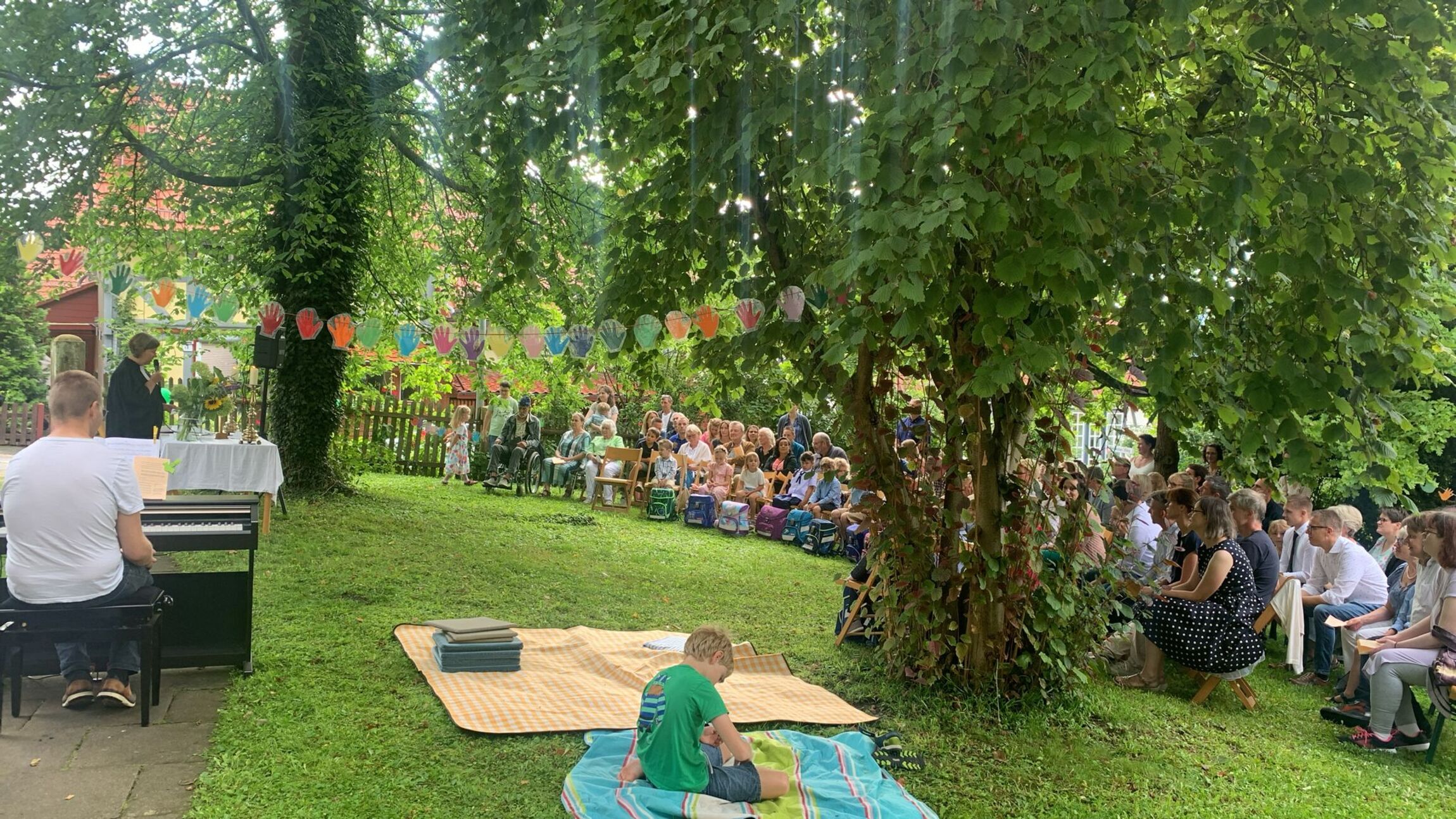 Stimmungsvoll im Pfarrgarten (Foto: M. Stietenroth)
