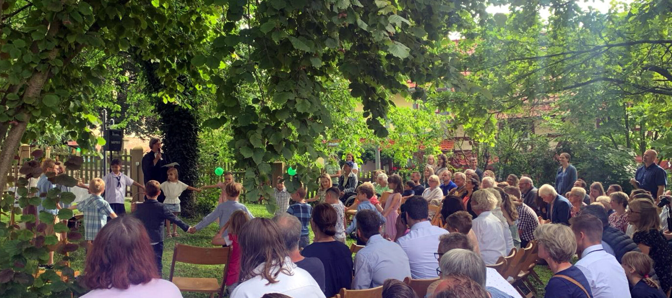 Alle im Kreis (Foto: M. Stietenroth)