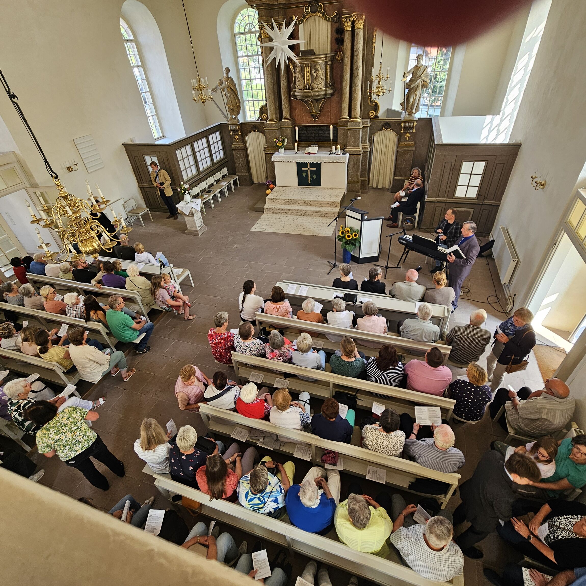 Schon einige Zeit vor dem Beginn des Gottesdienstes ist die Kirche gefüllt (Foto: L. Heinke)