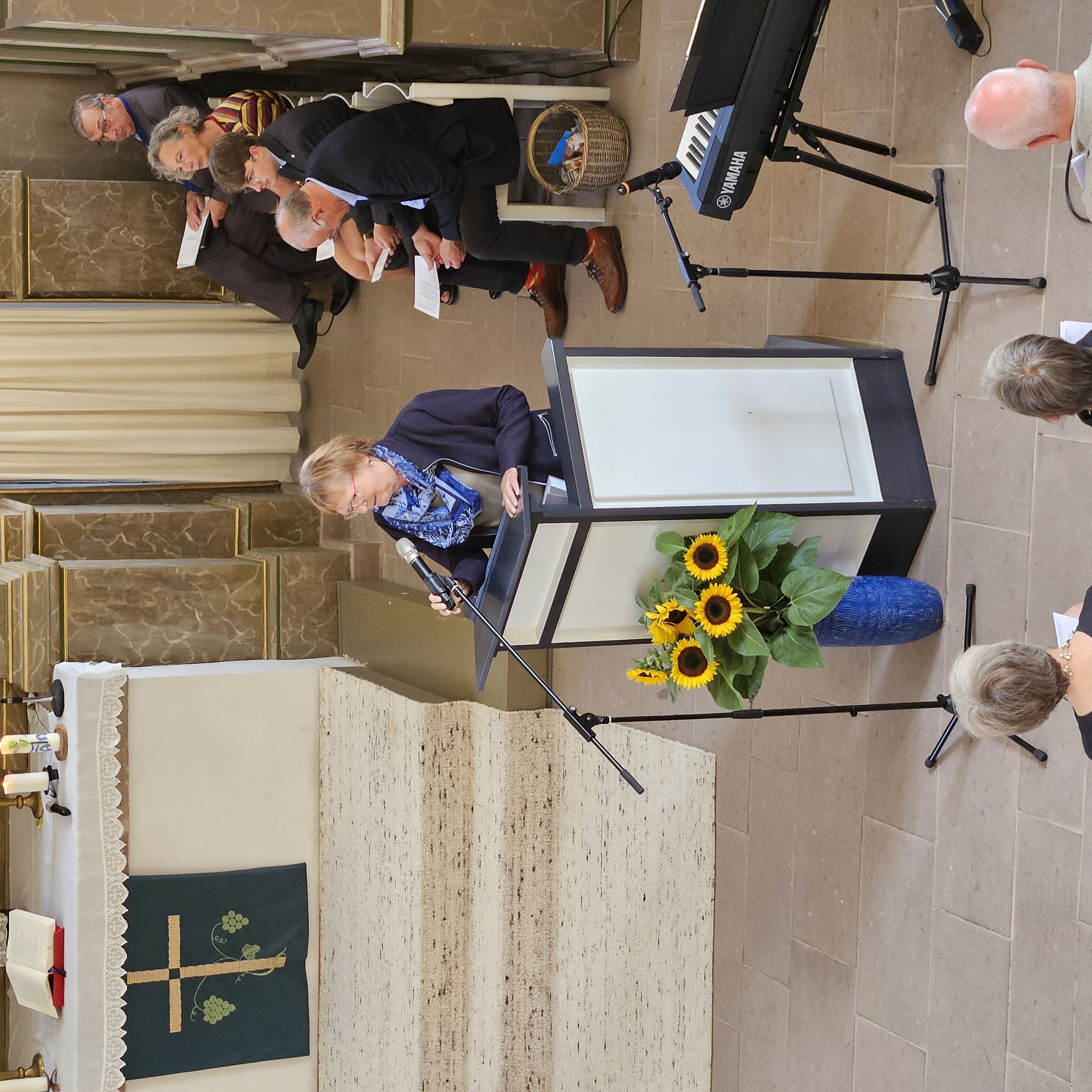 Gabriele Tappe-Seufer begrüßt die Gemeinde (Foto: L. Heinke)