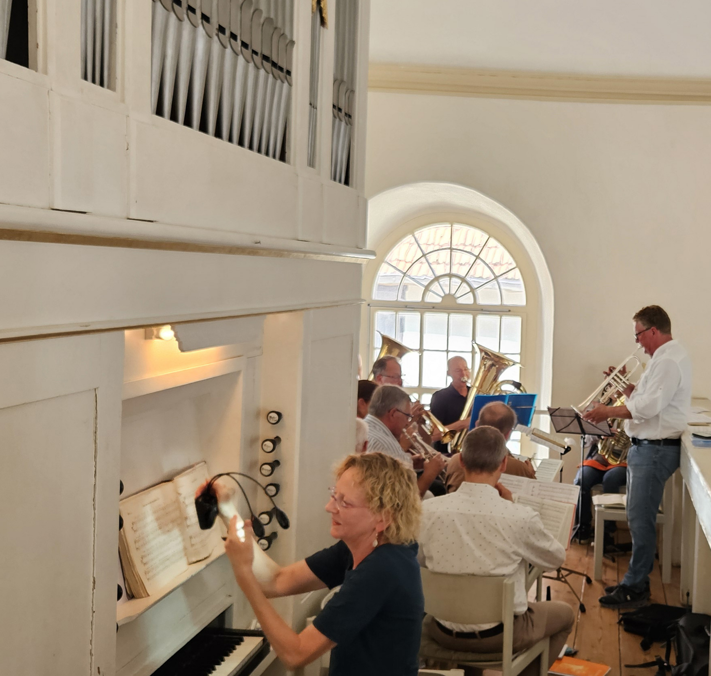 Beieindruckendes Zusammenspiel zwischen Orgel und Bläsern (Foto: L. Heinke)