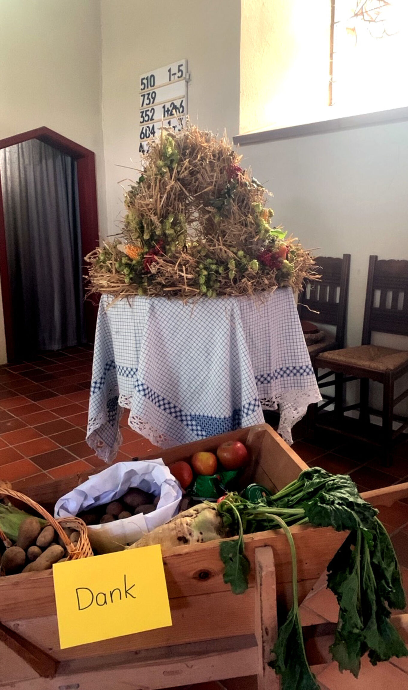 Die Erntekrone zum Erntedankfest (Foto: M. Stietenroth)