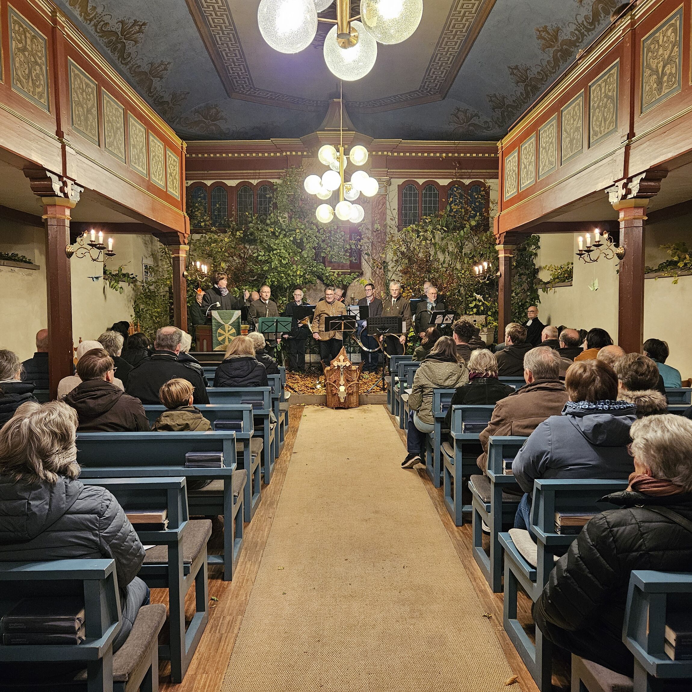 Die geschmückte Kirche (Foto: L. Heinke)