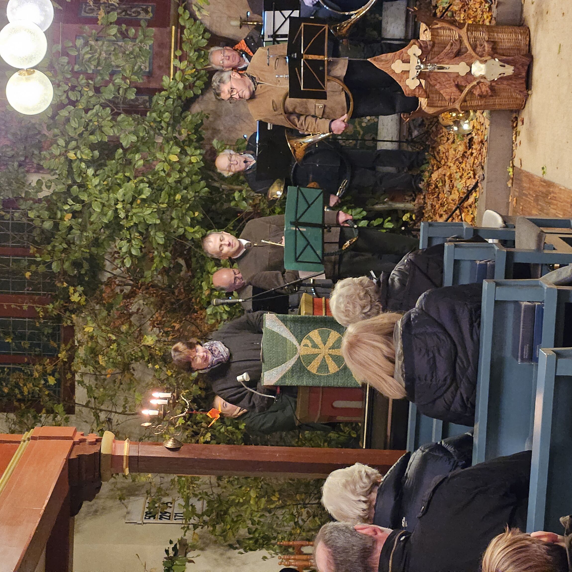 Martina Stietenroth begrüßt die Gemeinde (Foto: L. Heinke)