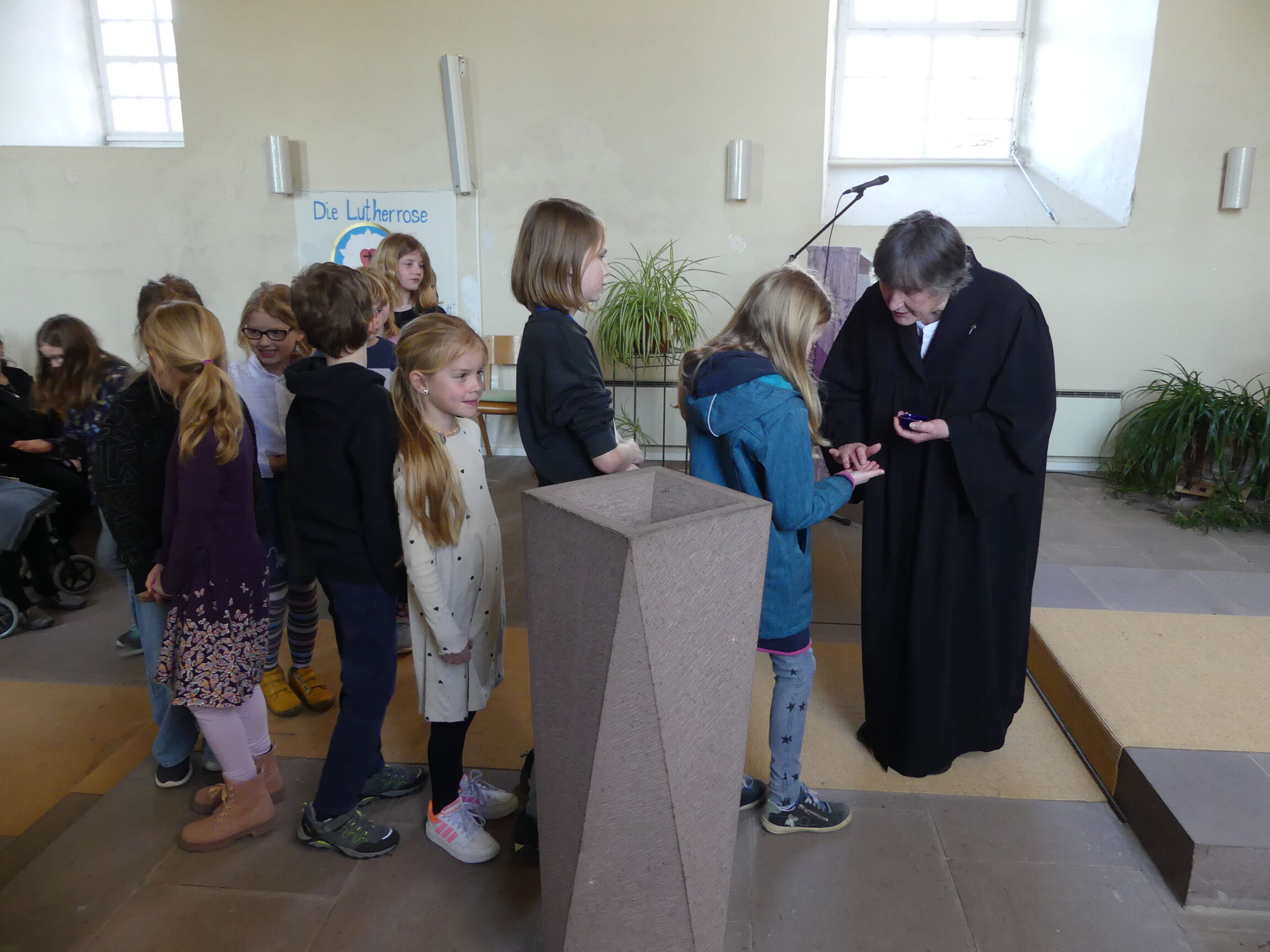 Ilona Raupach segnet die Kinder (Foto: A. Wagner)