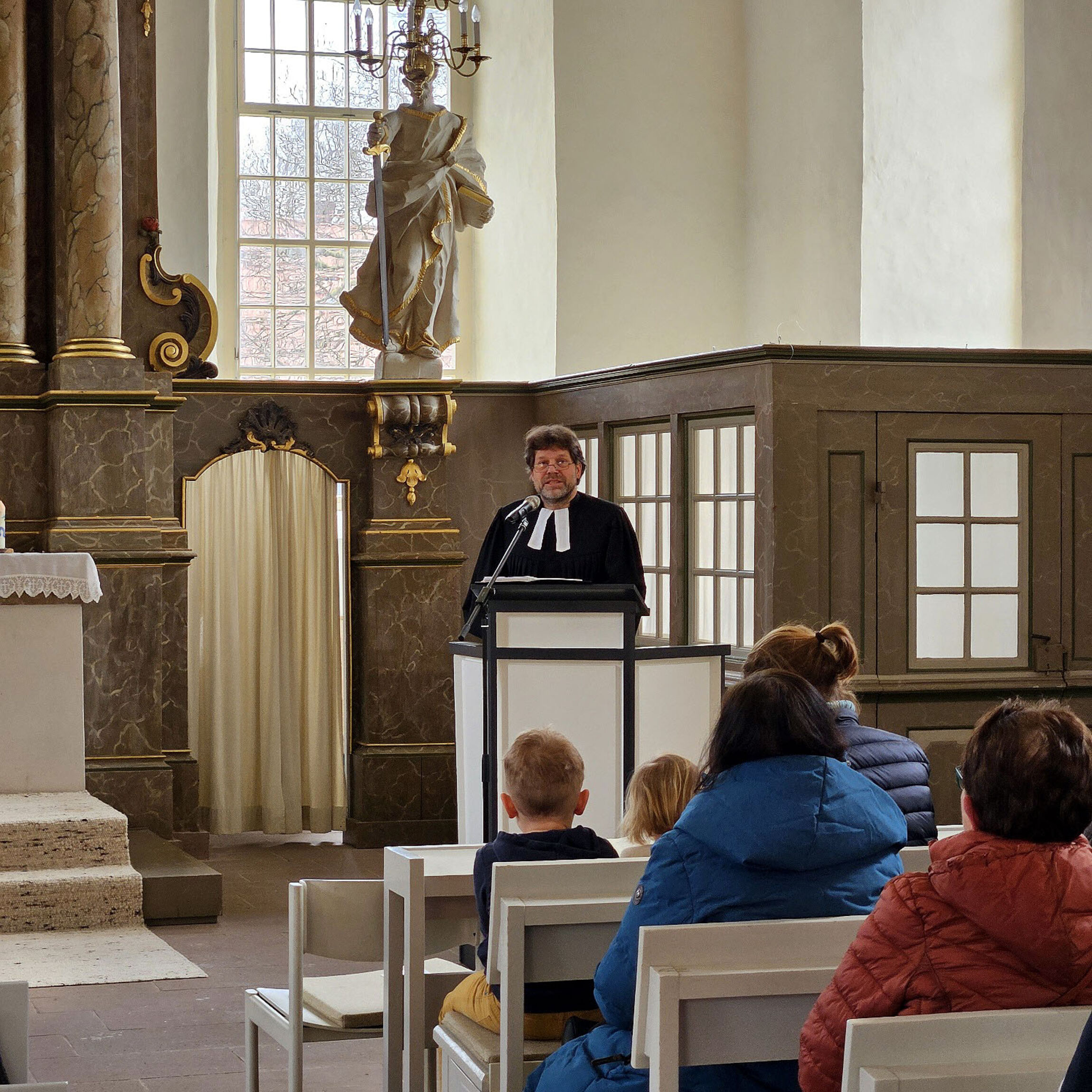 Pastor Dr. Eric Janssen bei seiner Predigt in Rittmarshausen (Foto: L. Heinke)