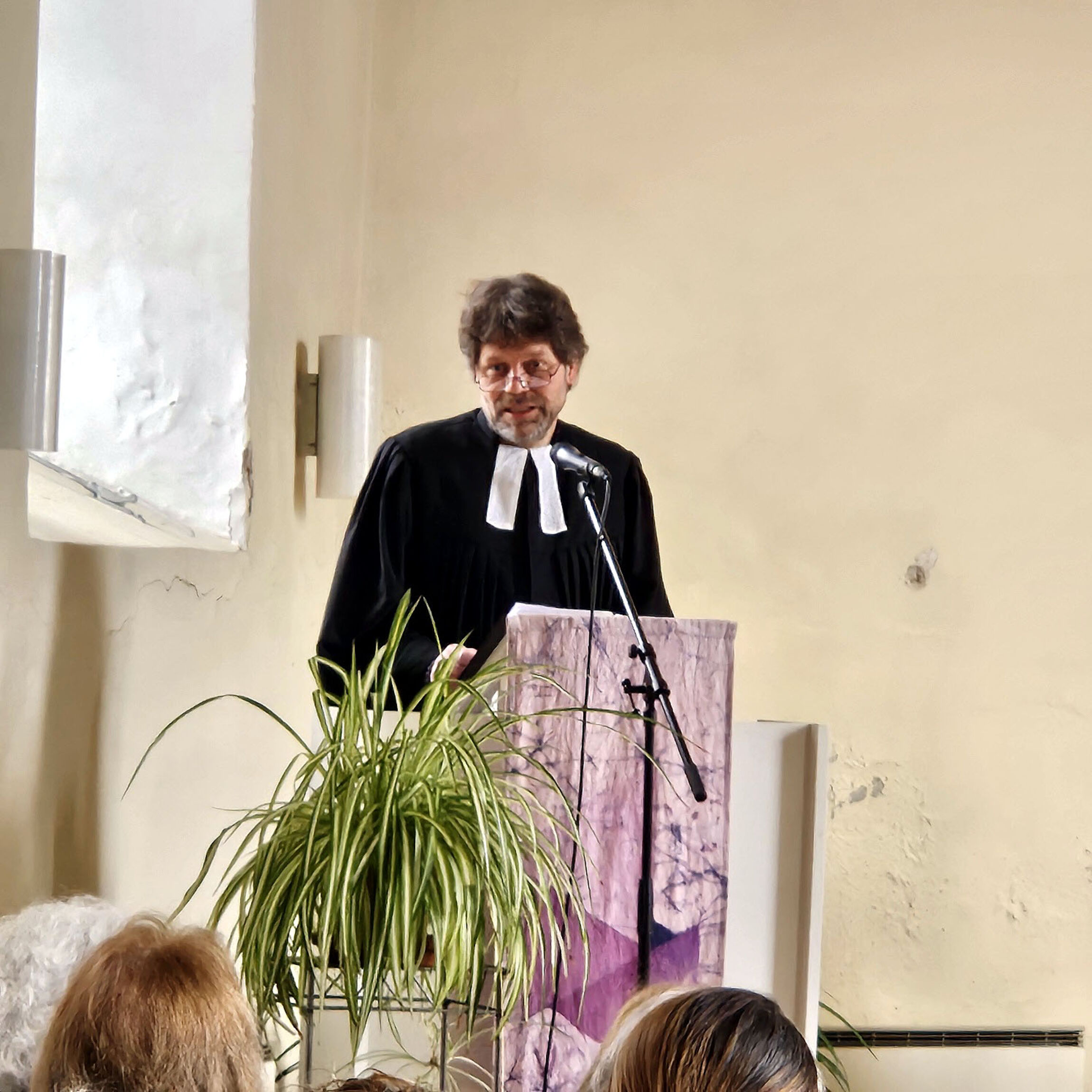 Pastor Dr. Eric Janssen bei seiner Predigt in Klein Lengden (Foto: L. Heinke)