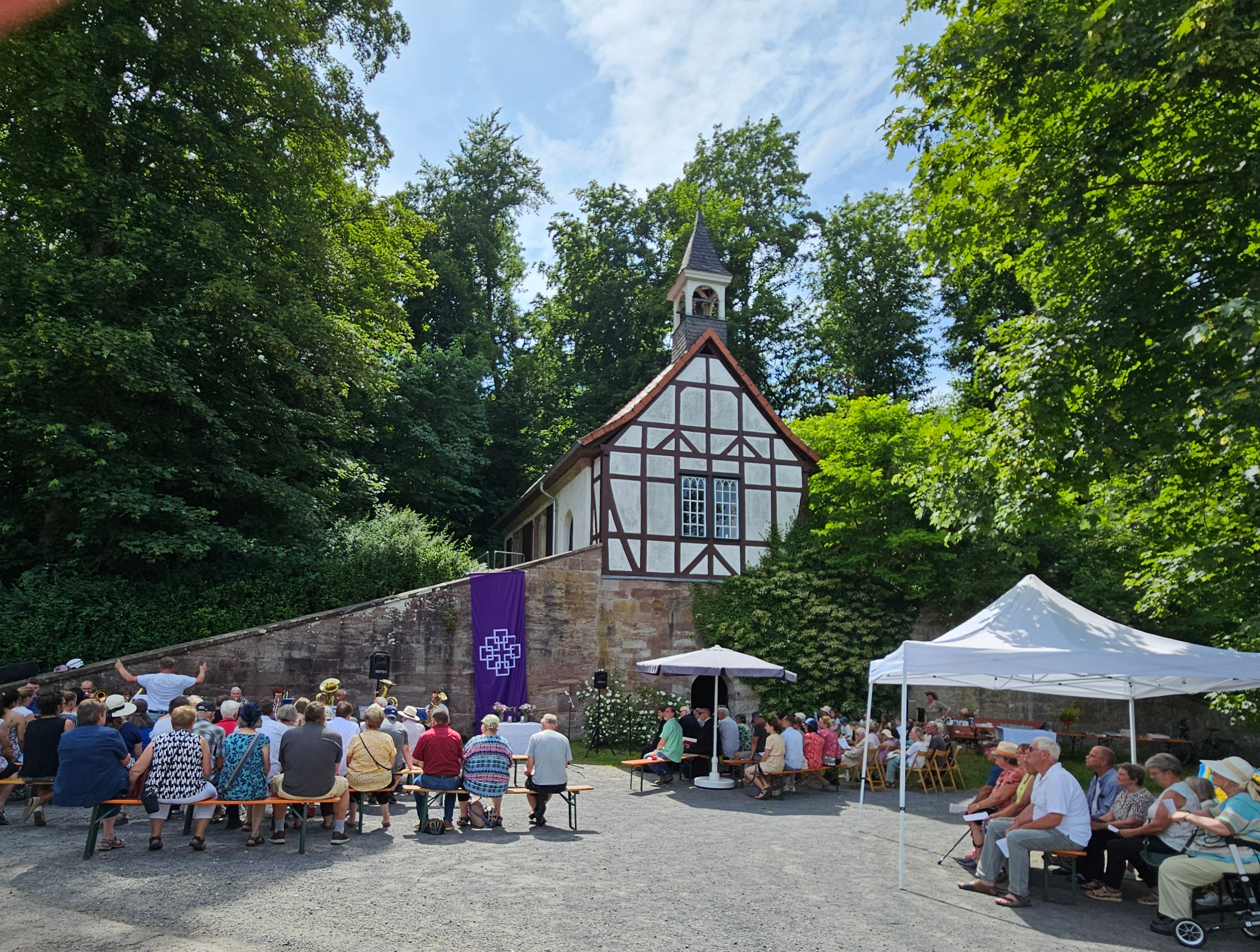 Während des Gottesdienstes an der Kapelle Wittmarshof (Foto: L. Heinke)
