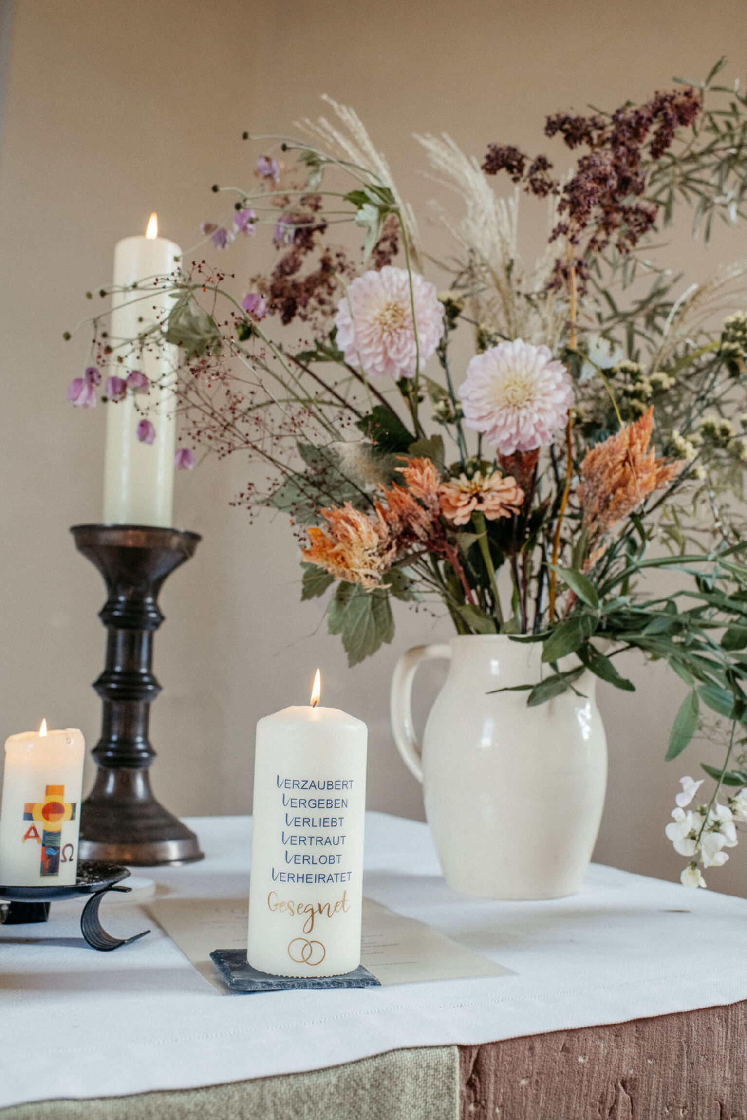 Altarschmuck und Kerze (Foto: Rosalie Freimann)