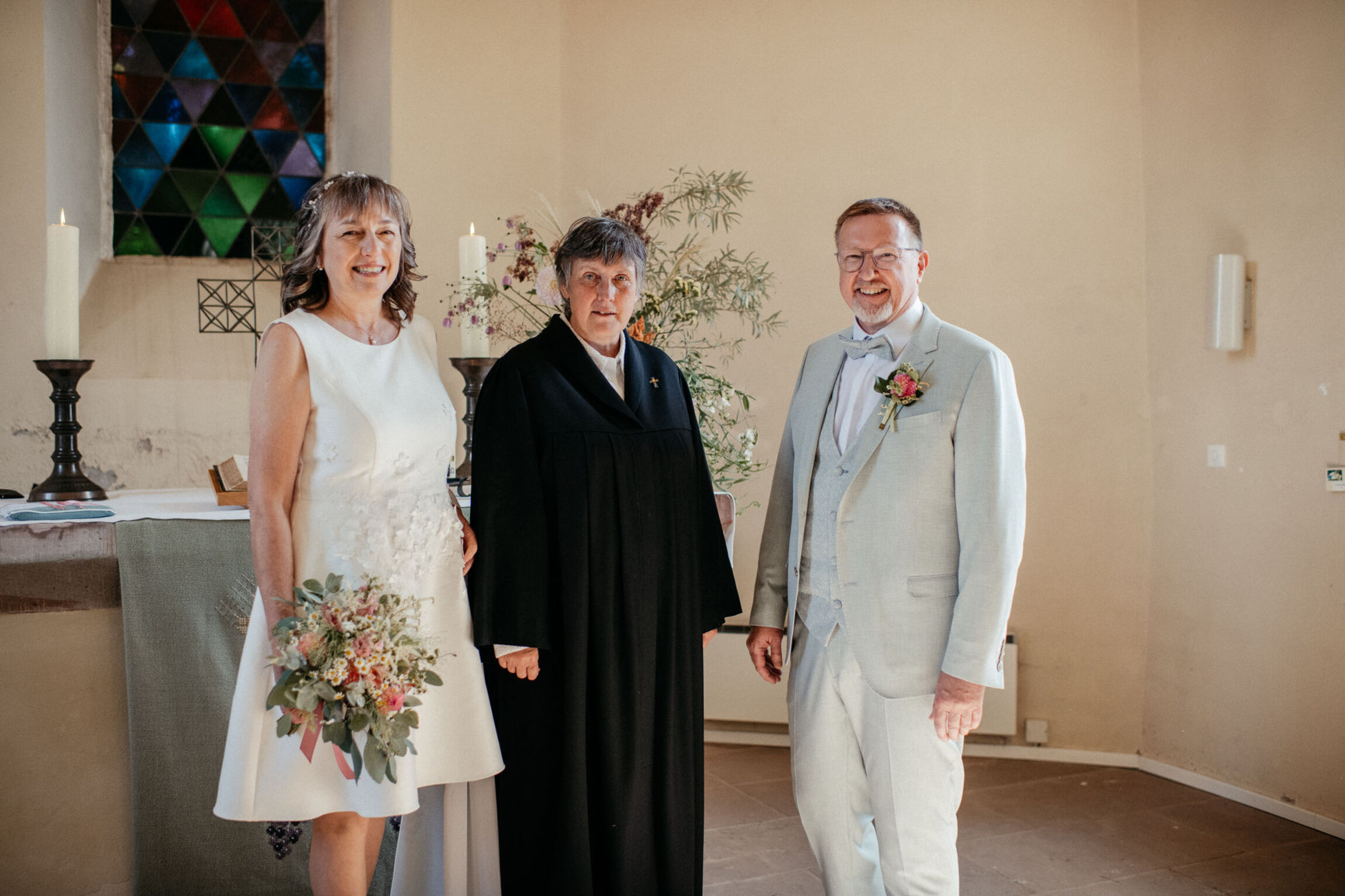 Das Brautpaar mit Prädikantin Raupach (Foto: Rosalie Freimann)