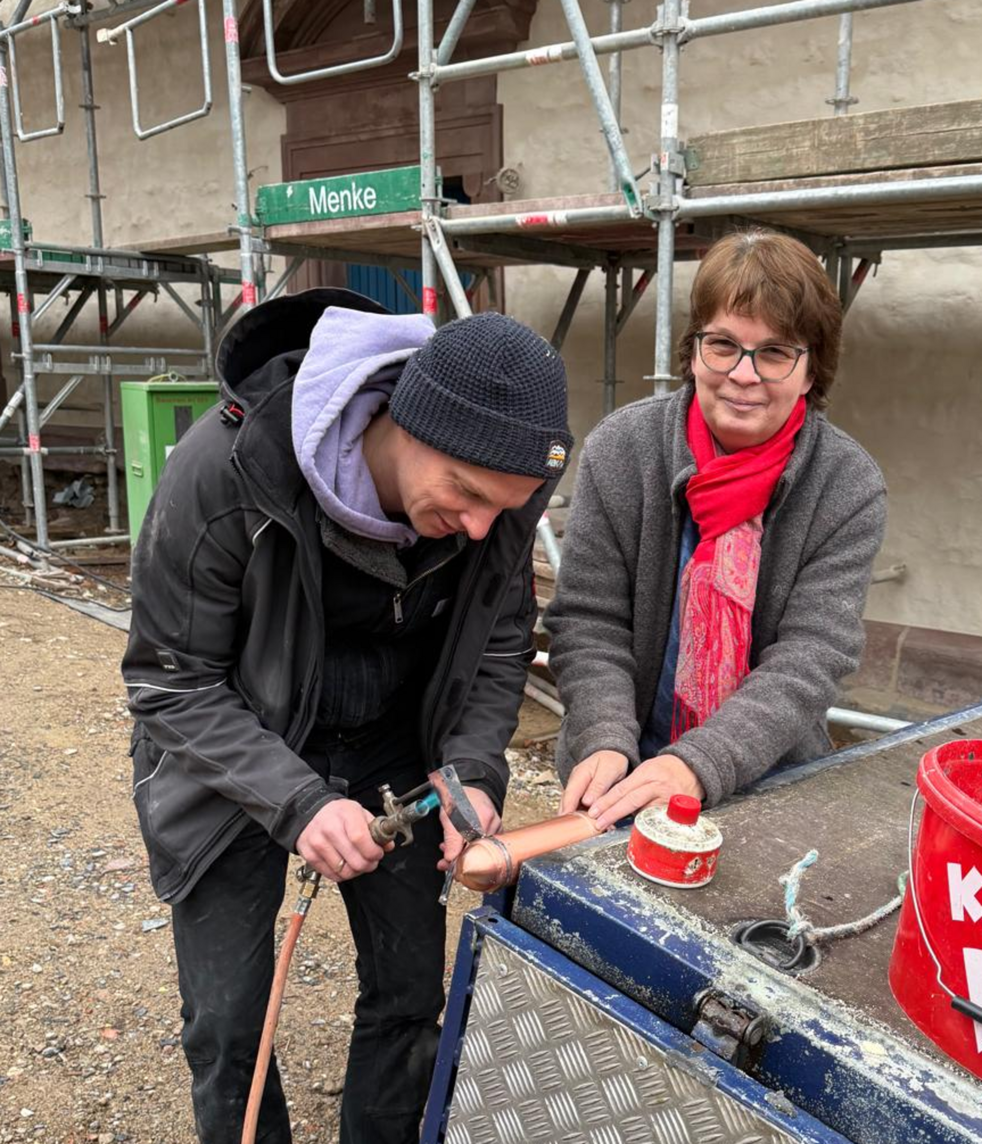 Die Kapsel wird sorgfältig zugelötet - Herr Otto (Metalldrückerei Otto UG) und M. Stietenroth (Foto: unbekannt)