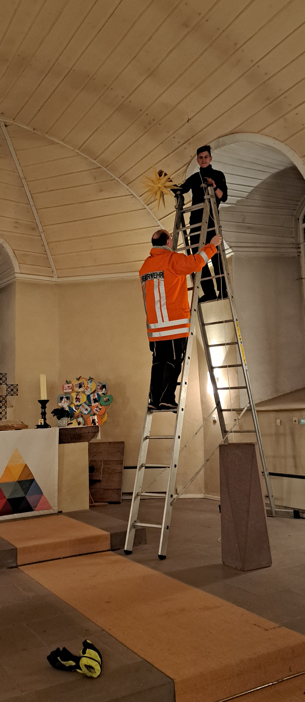 Der Stern wird aufgehängt (Foto: S. Mandrella)