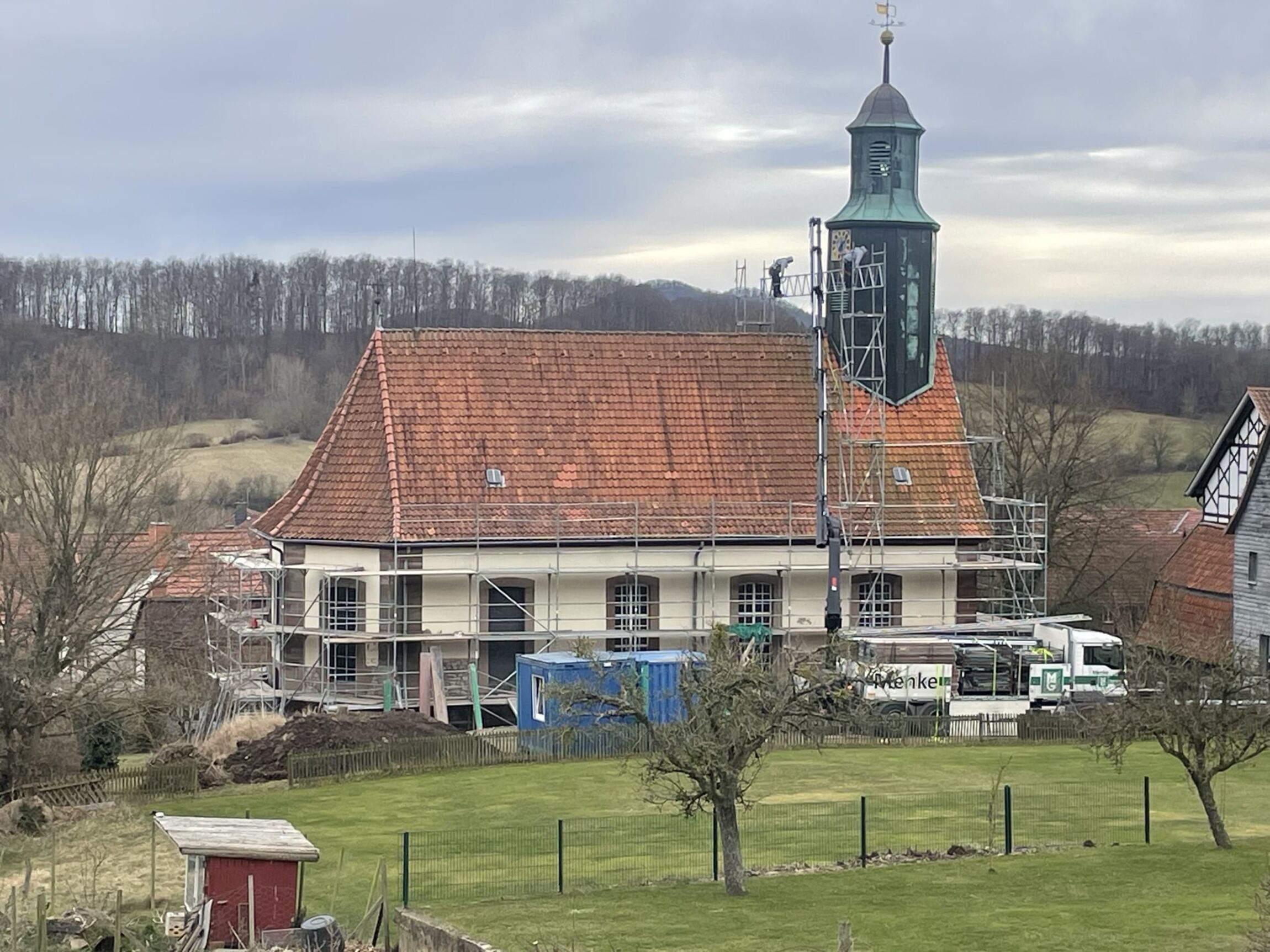 Das Gerüst wird gestellt (Foto: C. Beckermann)