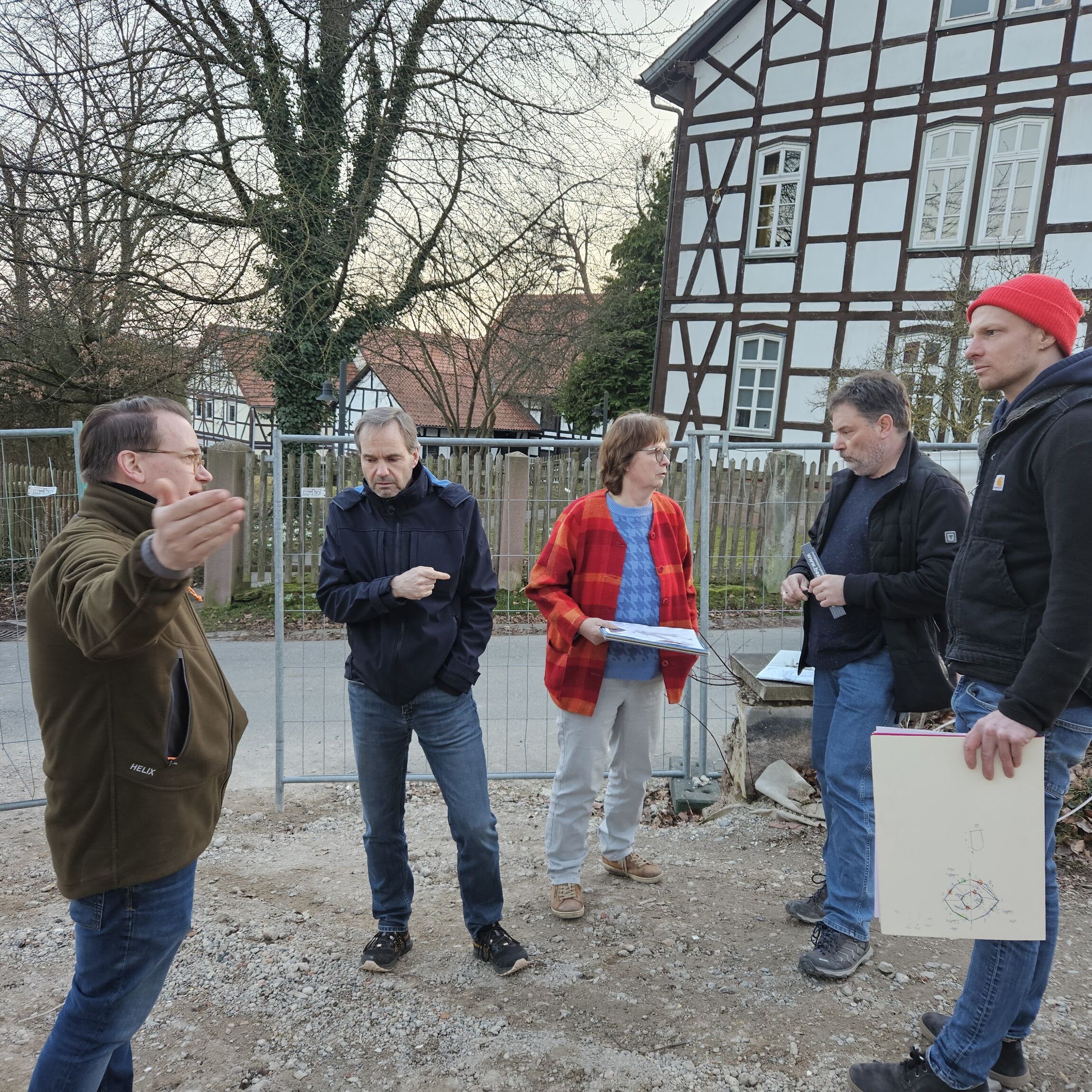 Baubesprechung Außenanlagen (Foto: L. Heinke)