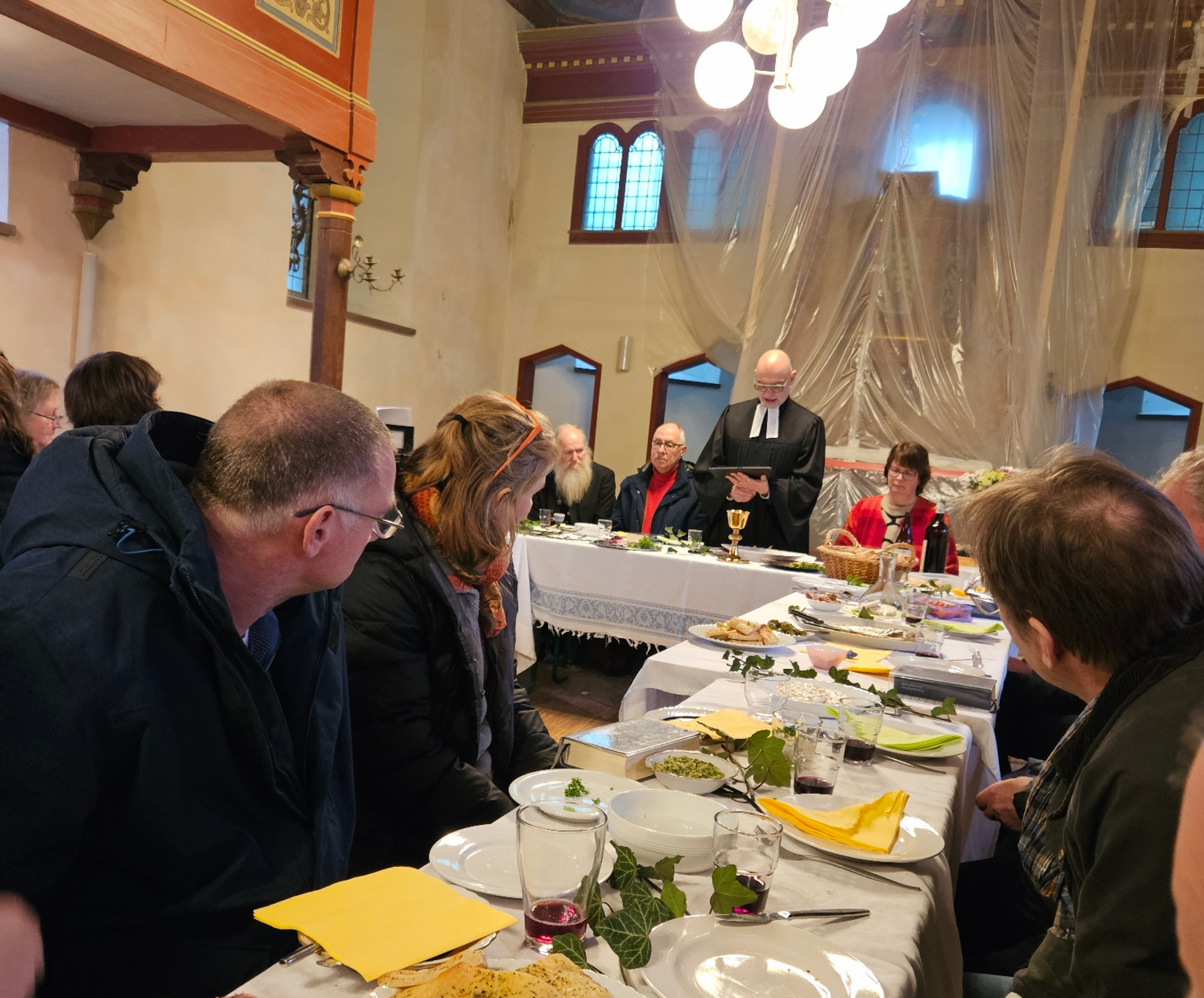 Superintendent Dr.Frank Uhlhorn erlärt die Bedeutung des Seder-Mahls (Foto: L. Heinke)