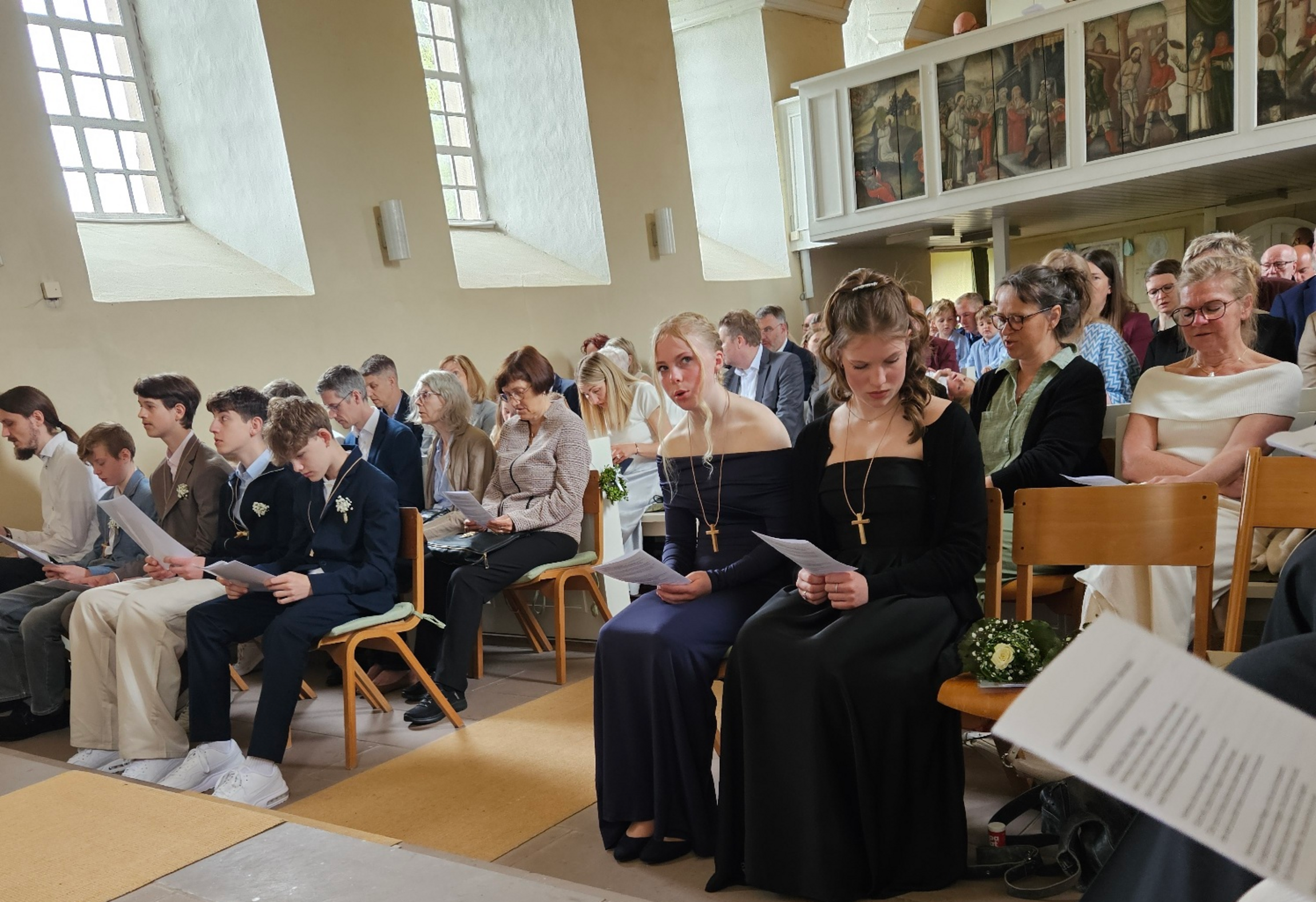 Die Konfirmandinnen und Konfirmanden in der Kirche (Foto: L. Heinke)
