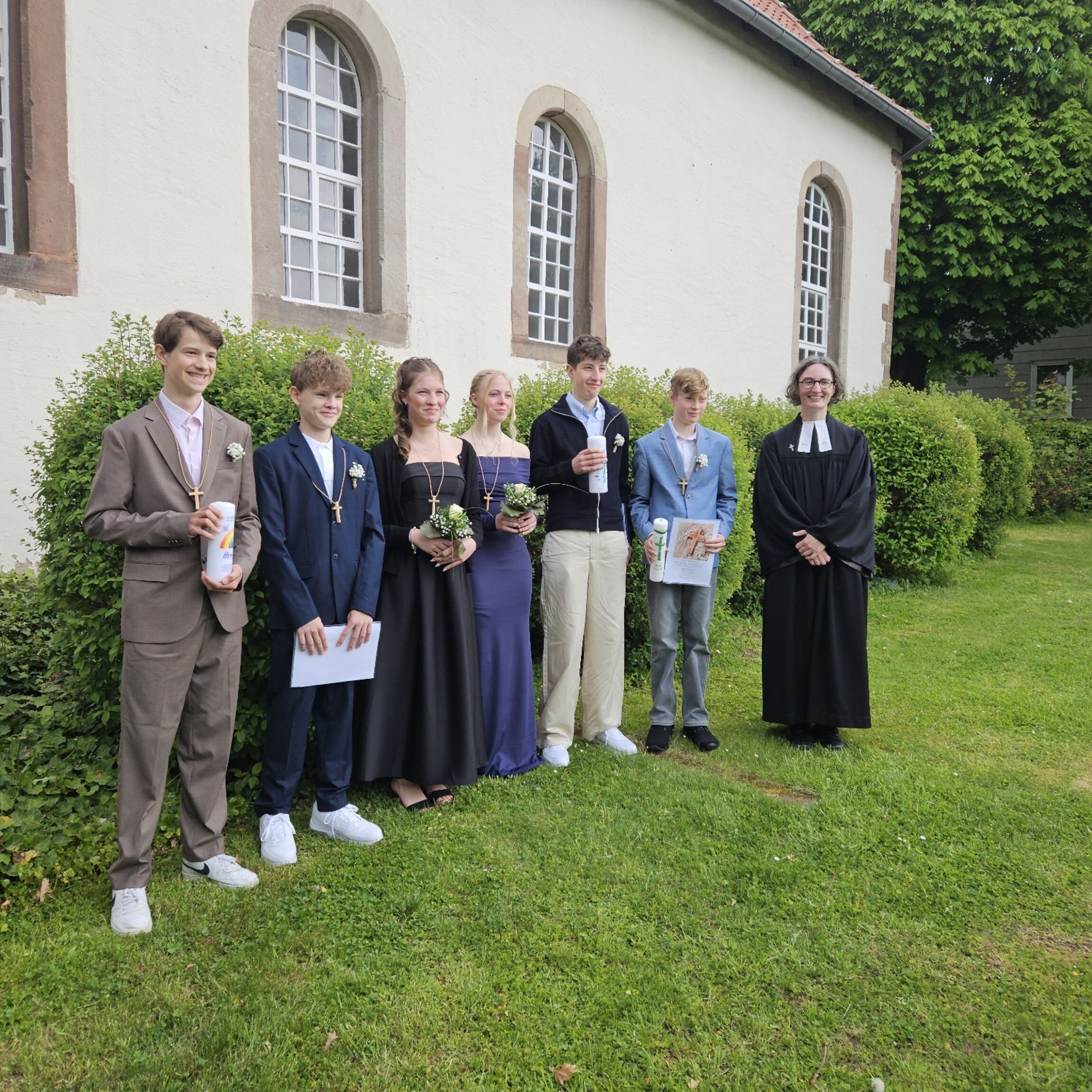 Nach dem Gottesdienst: Henri Heller (Groß Lengden) - Lasse Quentin (Klein Lengden) - Jolie Born (Diemarden) - Kim Grögerchen (Kerstlingerode) - Oskar Ziero (Klein Lengden) - Miko Gnadt (Reinhausen) - Pastorin Julia Kettler