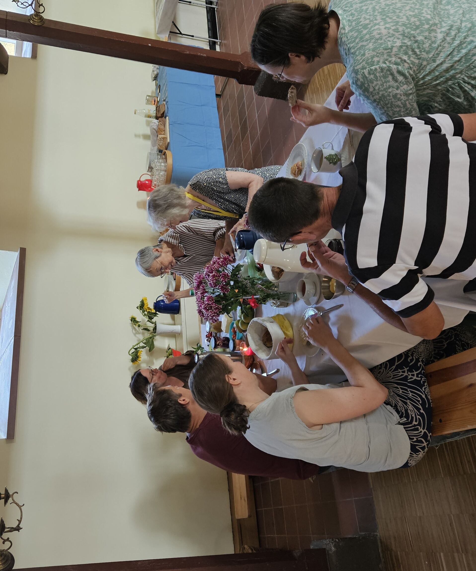 Gemeinsames Frühstück in der Kirche (Foto: L. Heinke)