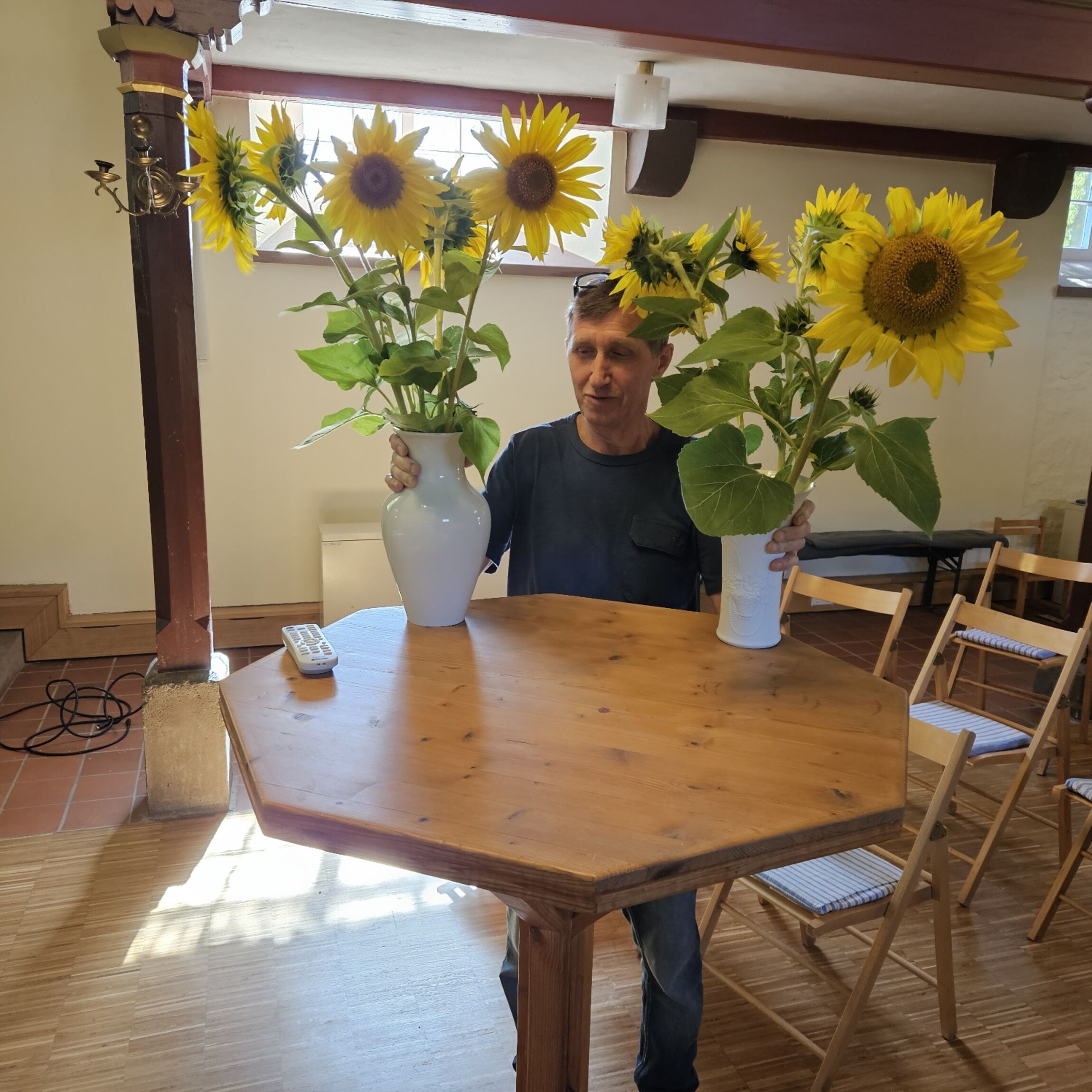 Victor bringt die Blumen (Foto: L. Heinke)