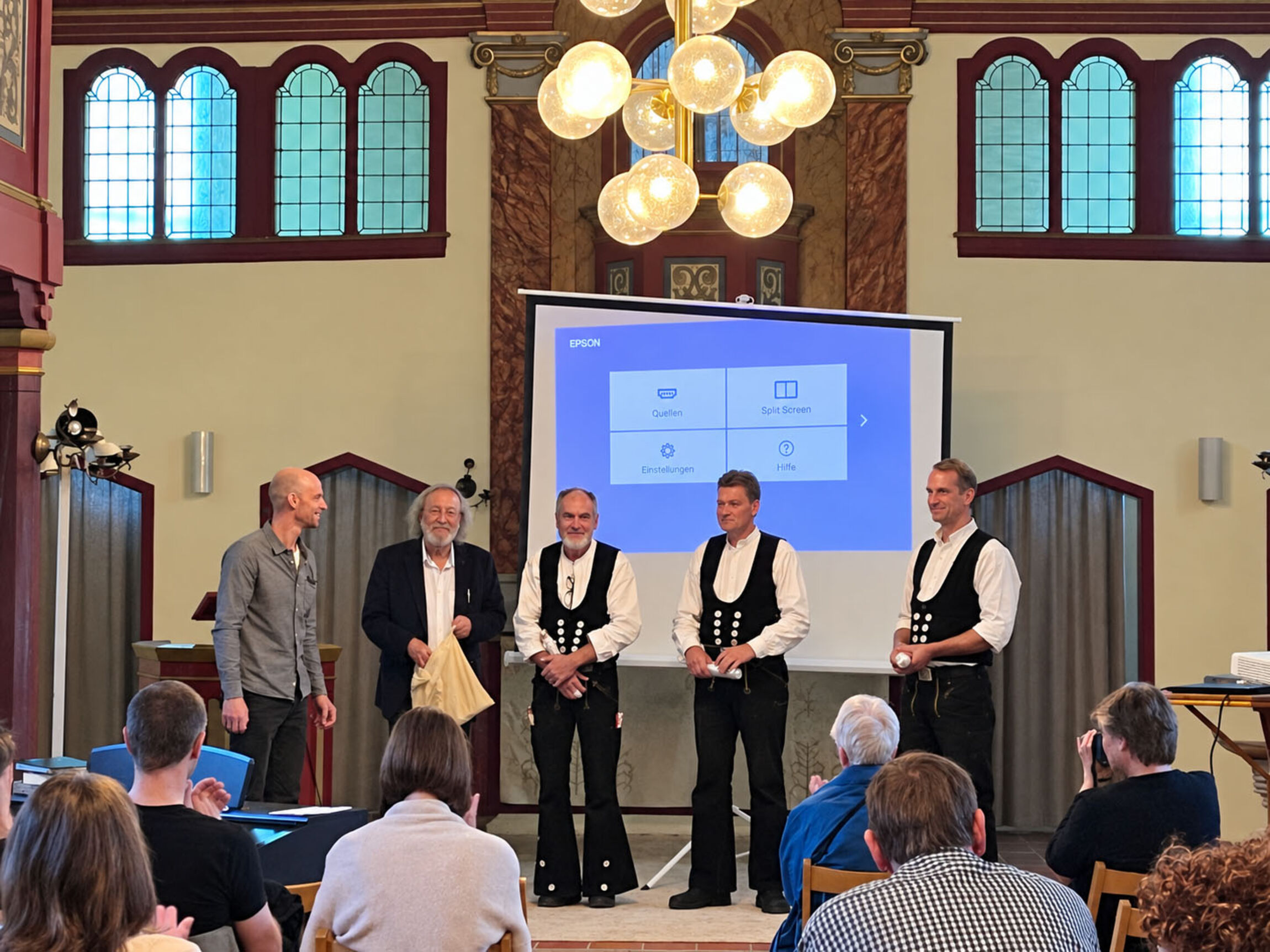 Dankeschön - Hanno Meenken - Architekt und Bauleitung, Lutz Heinke - KV,  Frank Berlin - Zimmerergeselle (Düvel Holzbau), Andrè Düvel, Zimmerermeister (Düvel Holzbau), Stefan Janik - Dachdeckermeister (Dachkonzept Janik), nicht im Bild:  Peter Hesse (Hesse Transport & Erdarbeiten) KI: Reflektionen entfernt