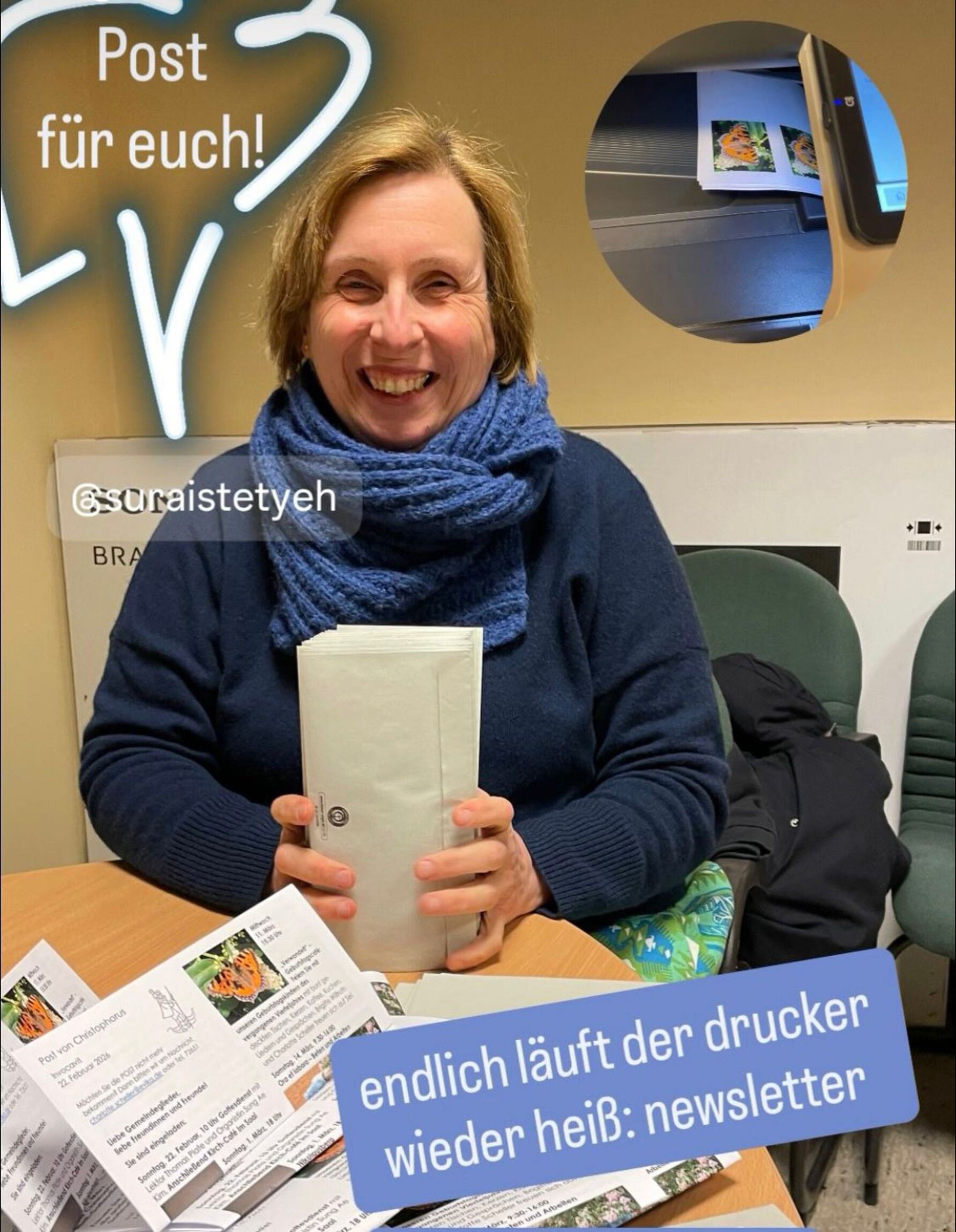 Frau mit gefalteten Blättern vor sich, Briefumschläge in den Händen