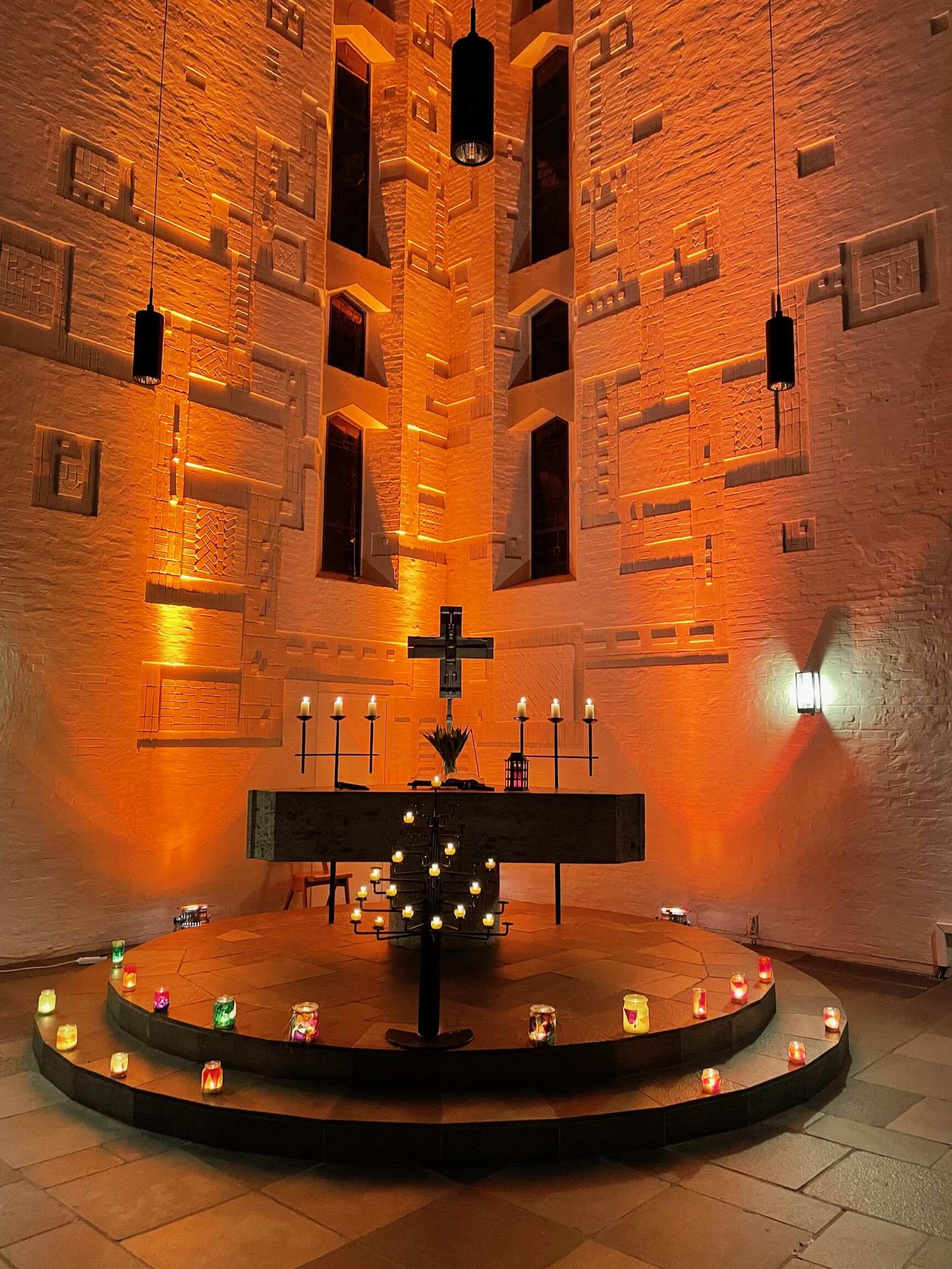 gedämmtes Licht und Kerzen im Altarraum von Christophorus beim Taizé-Gottesdienst 