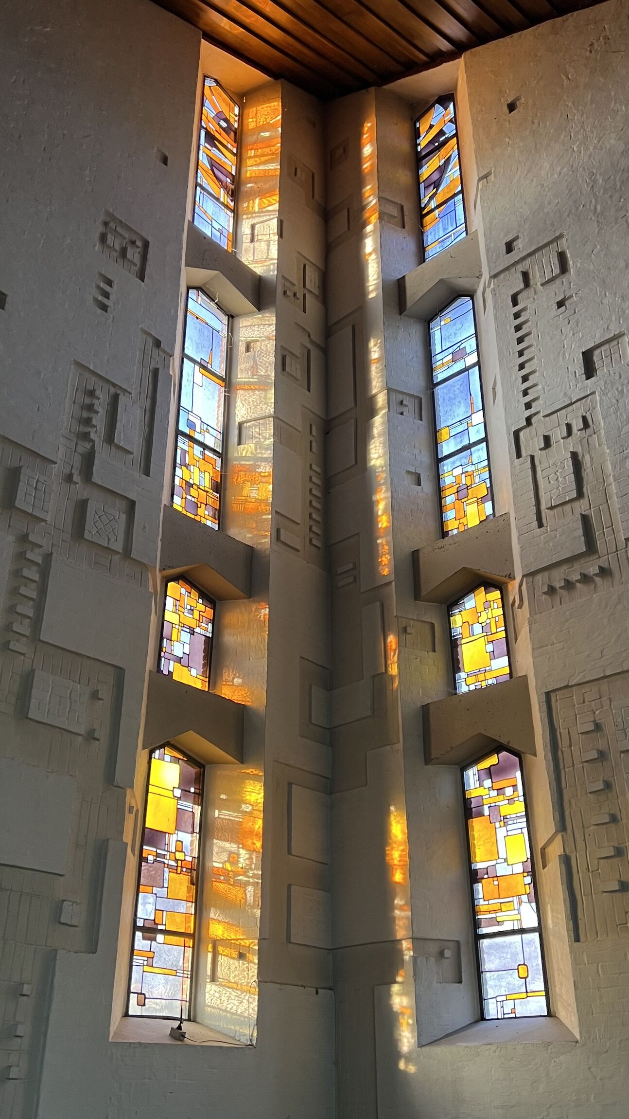 Sonnenstrahlen fallen durch die bunten Kirchenfenster in den Altarraum der Christophoruskirche 